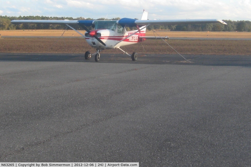 N63265, 1975 Cessna 150M C/N 15077216, On the ramp at Live Oak, FL