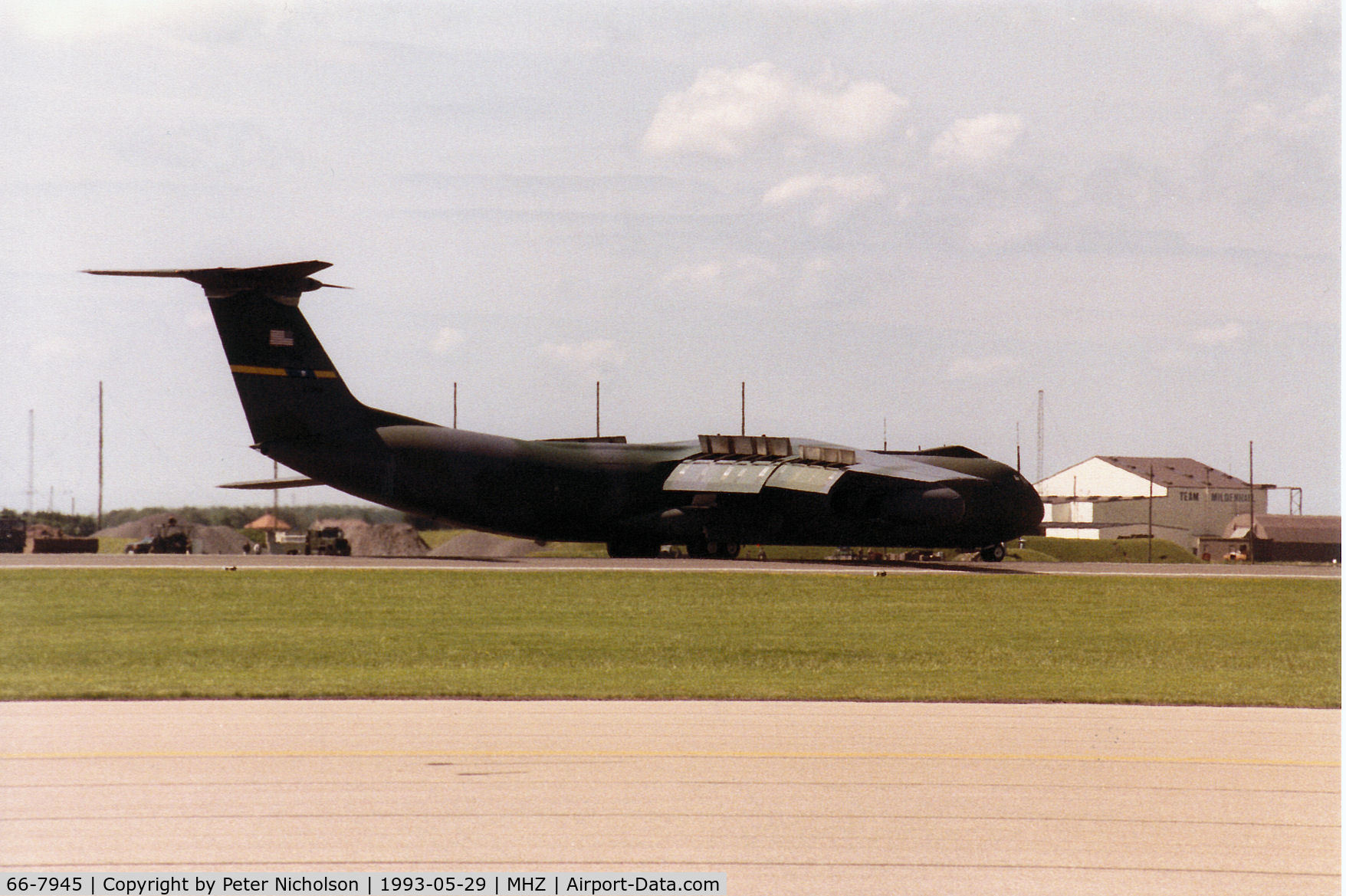 66-7945, 1966 Lockheed C-141B Starlifter C/N 300-6237, C-141B Starlifter of the 437th Military Airlift Wing at Charleston AFB landing during the 1993 RAF Mildenhall Air Fete.