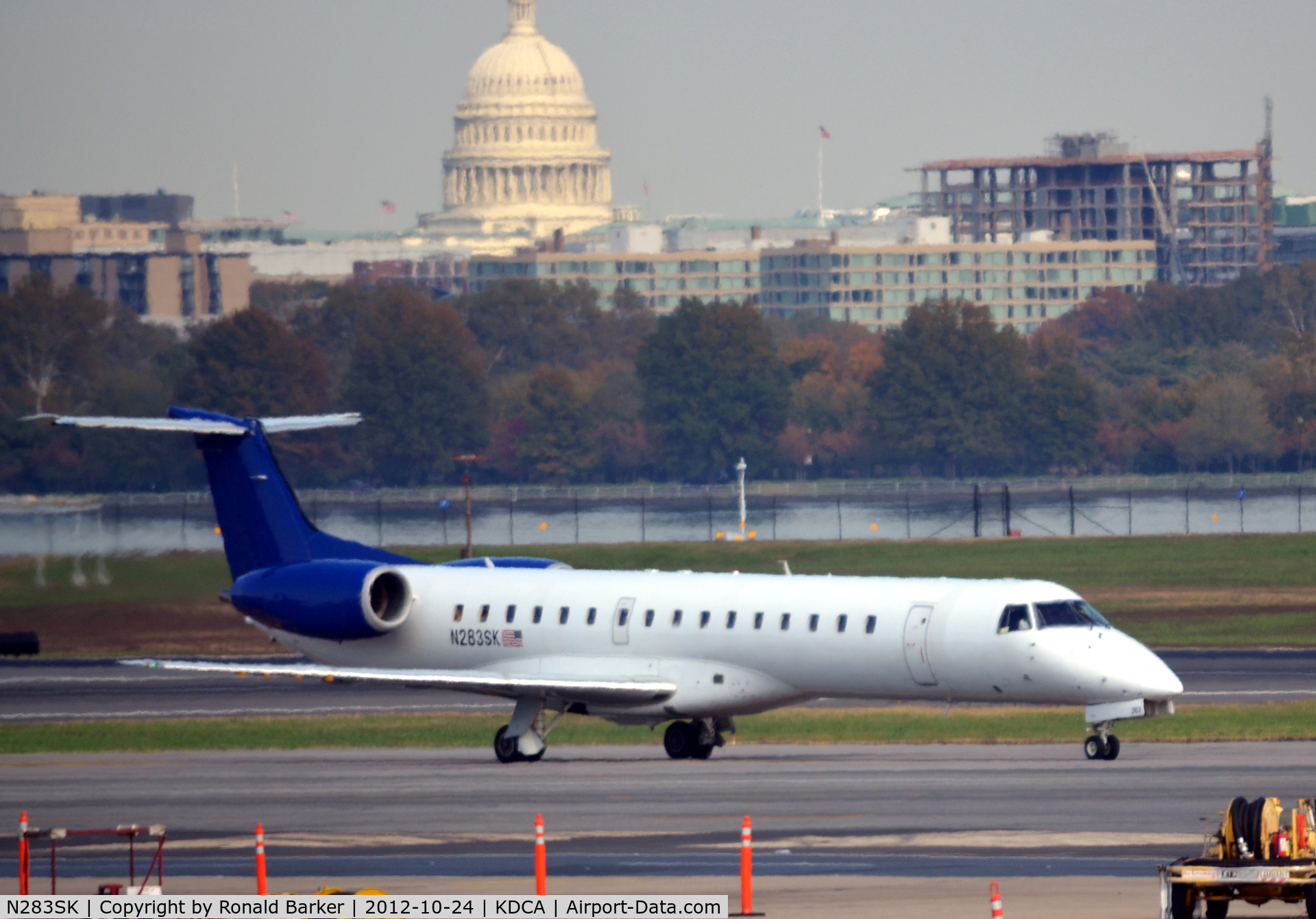 N283SK, 2001 Embraer ERJ-145LR (EMB-145LR) C/N 145424, Taxi DCA, US Capitol in background