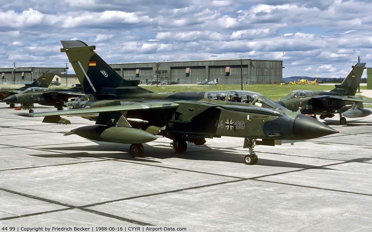 44 99, Panavia Tornado IDS C/N 501/GS152/4199, taxying to the active at CFB Goose Bay