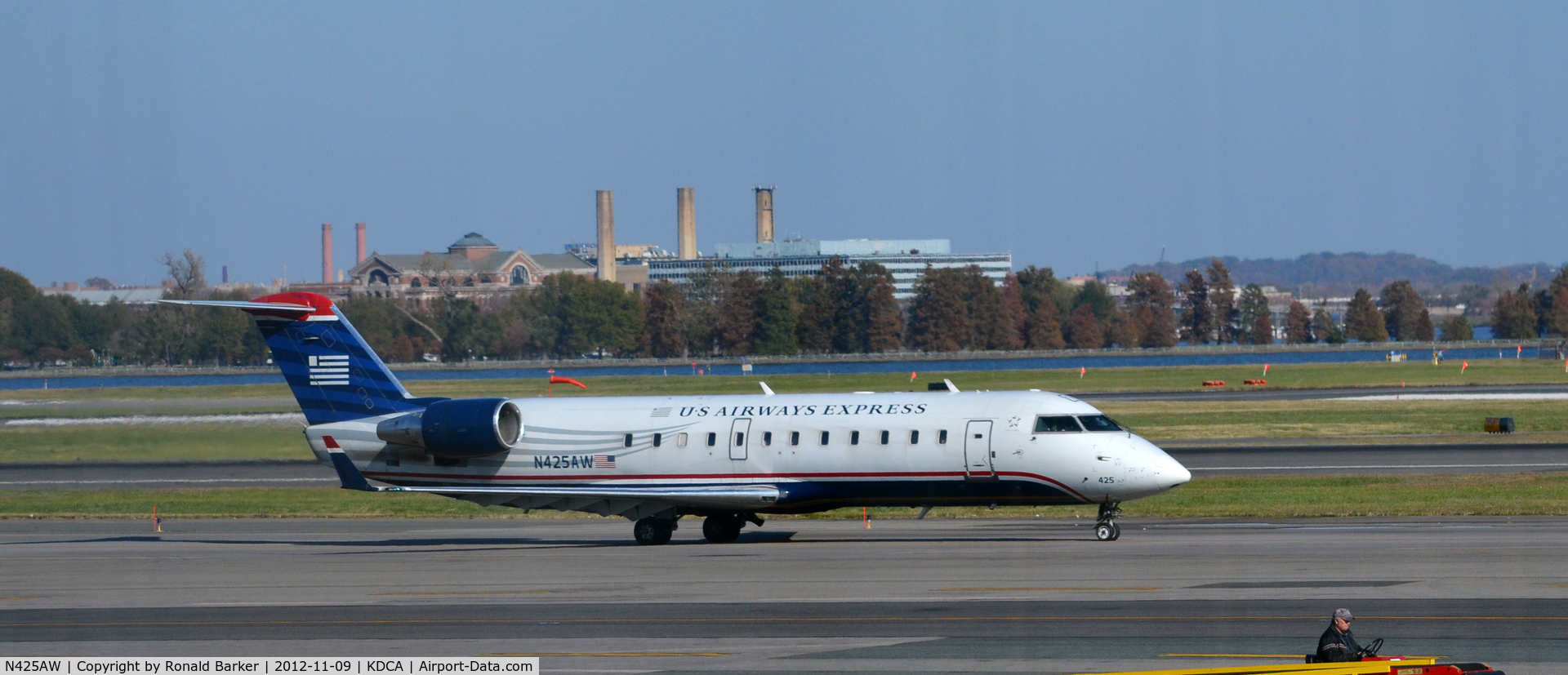N425AW, 2002 Bombardier CRJ-200LR (CL-600-2B19) C/N 7663, Taxi DCA