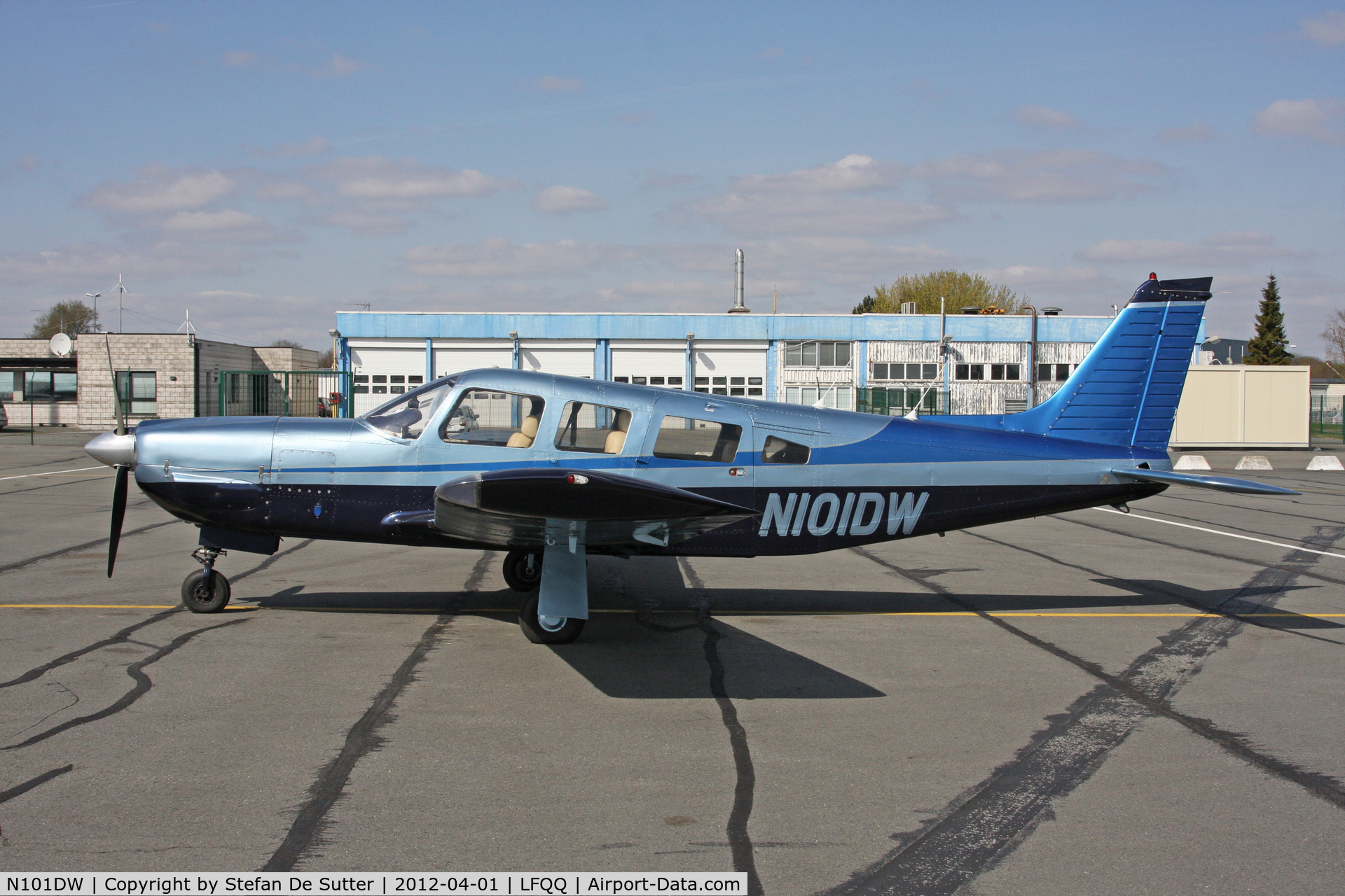 N101DW, 1976 Piper PA-32R-300 Cherokee Lance C/N 32R-7680399, GA parking.