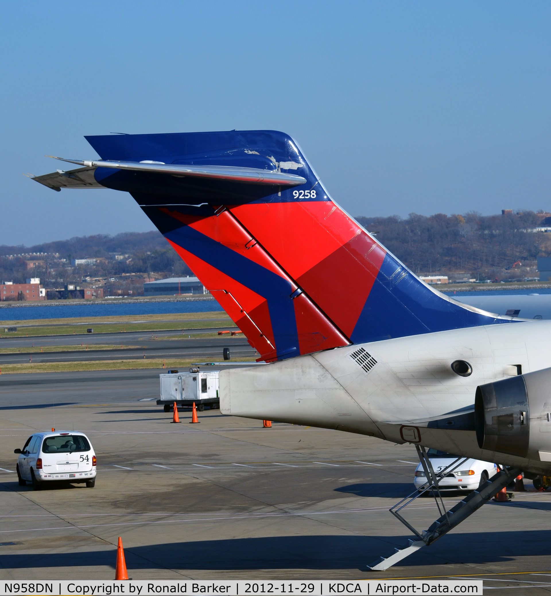 N958DN, McDonnell Douglas MD-90-30 C/N 53528, DCA VA
