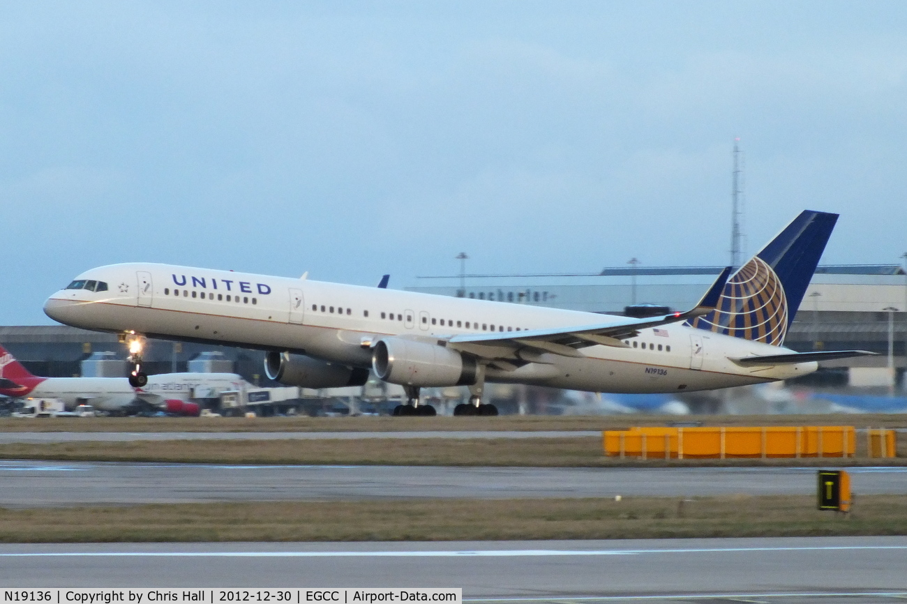 N19136, 1999 Boeing 757-224 C/N 29285, United Airlines