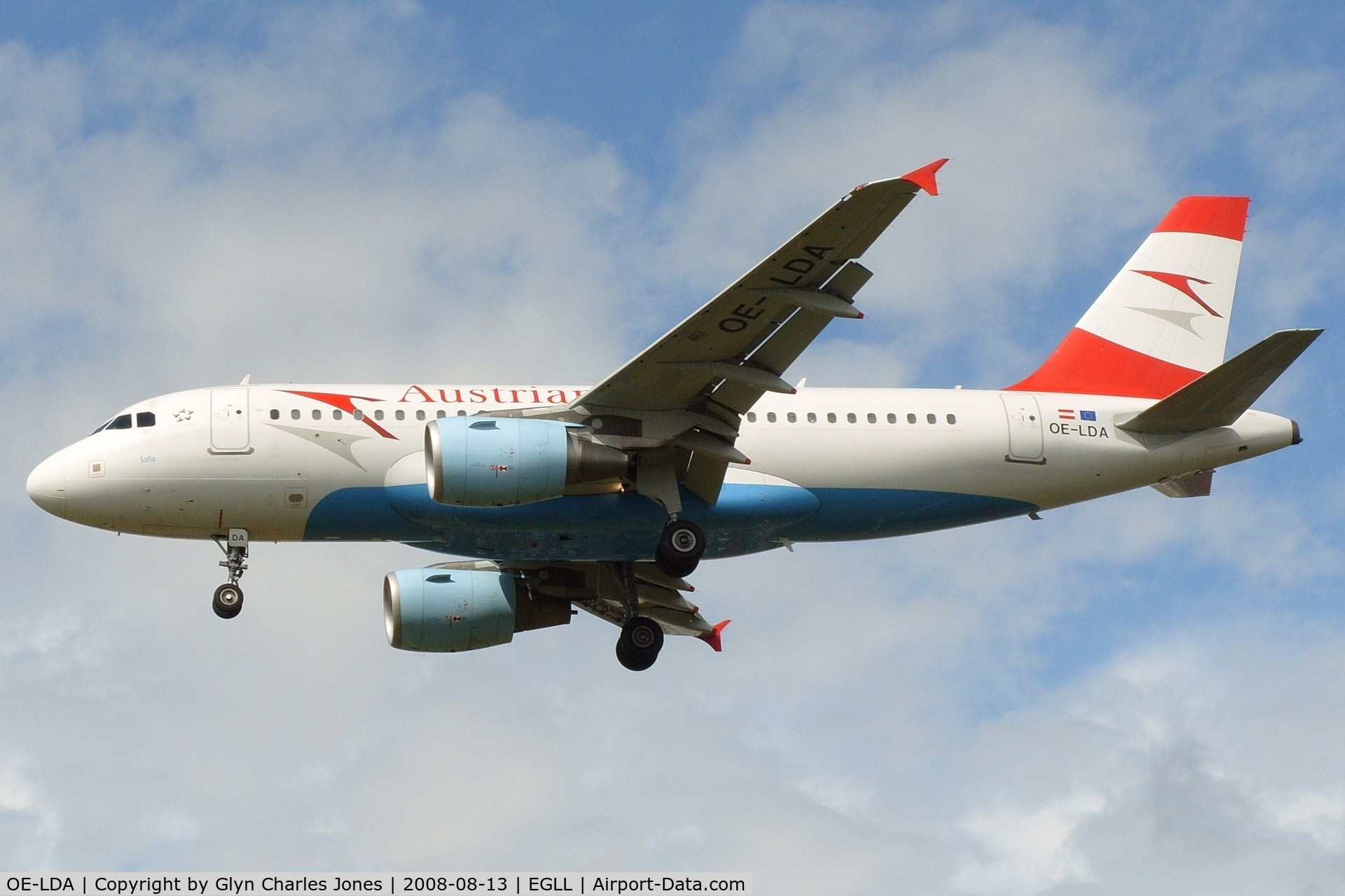 OE-LDA, 2004 Airbus A319-112 C/N 2131, 'Sofia' on finals to runway 27L. Test registration was D-AVWS. Operated by Austrian Airlines.