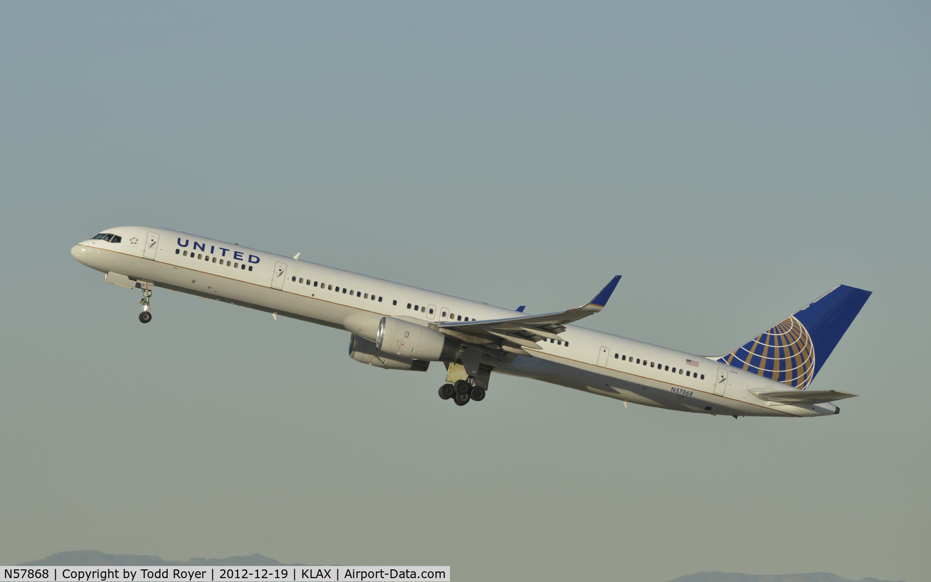 N57868, 2002 Boeing 757-33N C/N 32590, Departing LAX