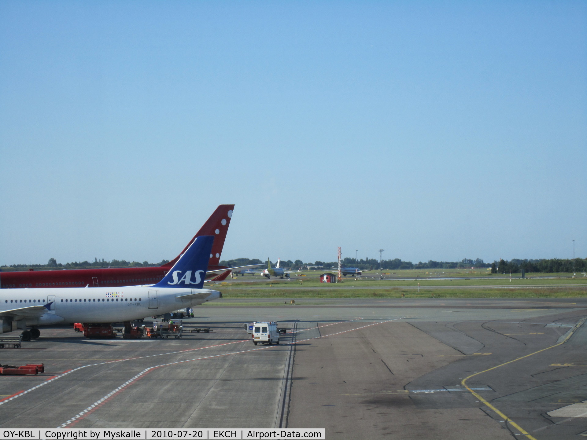 OY-KBL, 2001 Airbus A321-232 C/N 1619, Taken from the coffee shop at CPH.
