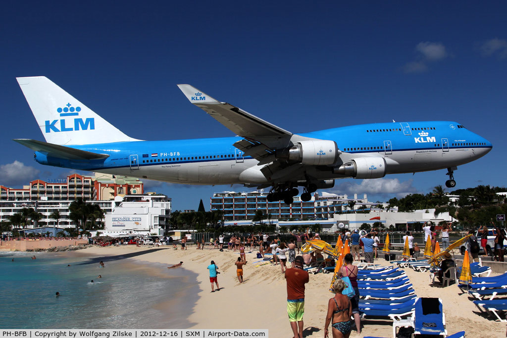 PH-BFB, 1989 Boeing 747-406 C/N 24000, Over famous Maho Beach