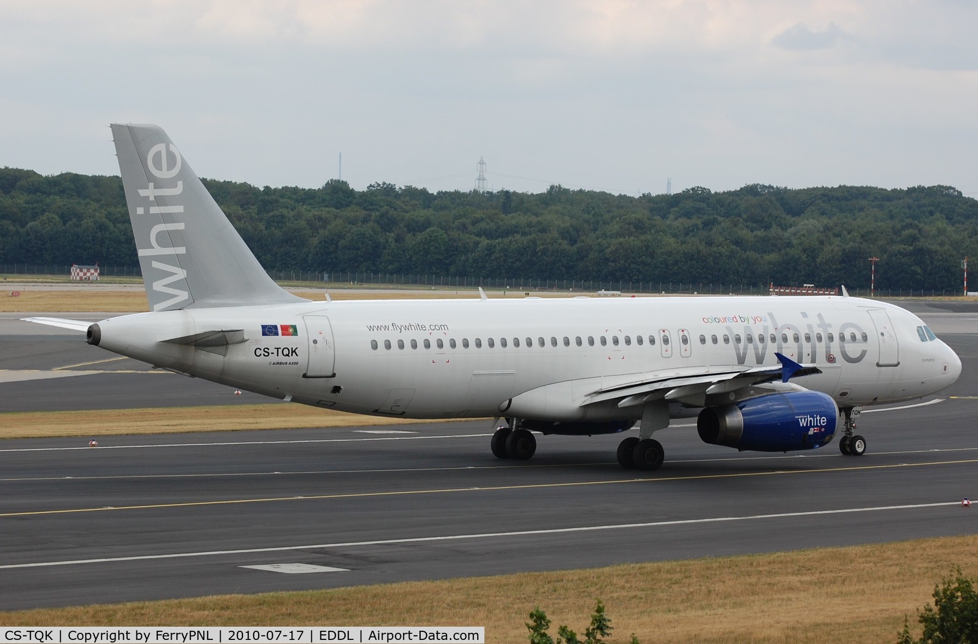 CS-TQK, 2004 Airbus A320-232 C/N 2204, White A320 looks a bit grey