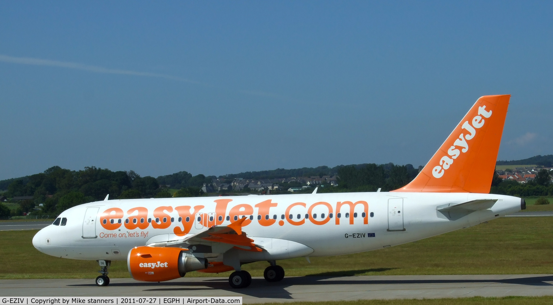 G-EZIV, 2005 Airbus A319-111 C/N 2565, Easyjet A319 Taxiing to Runway 06