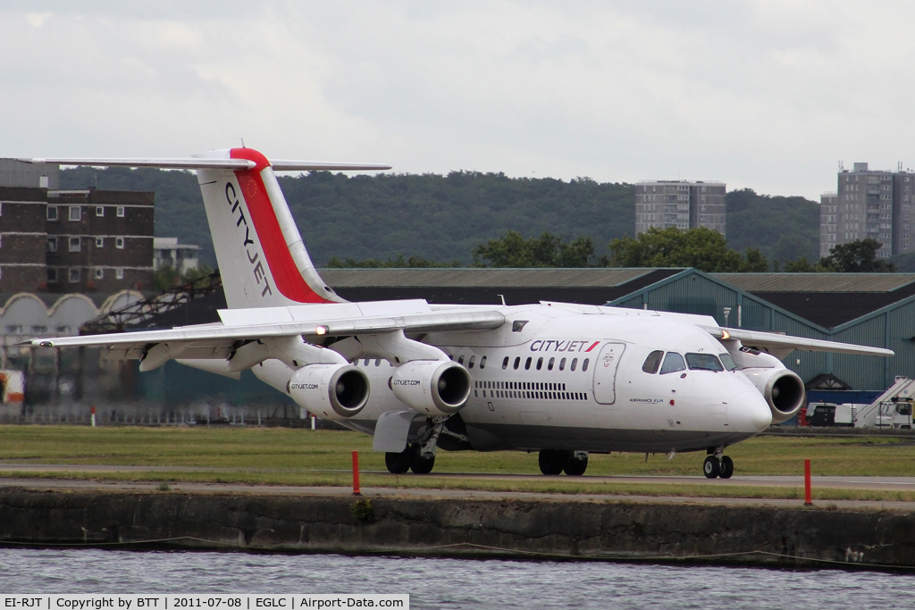 EI-RJT, 2000 British Aerospace Avro 146-RJ85A C/N E2366, Landing