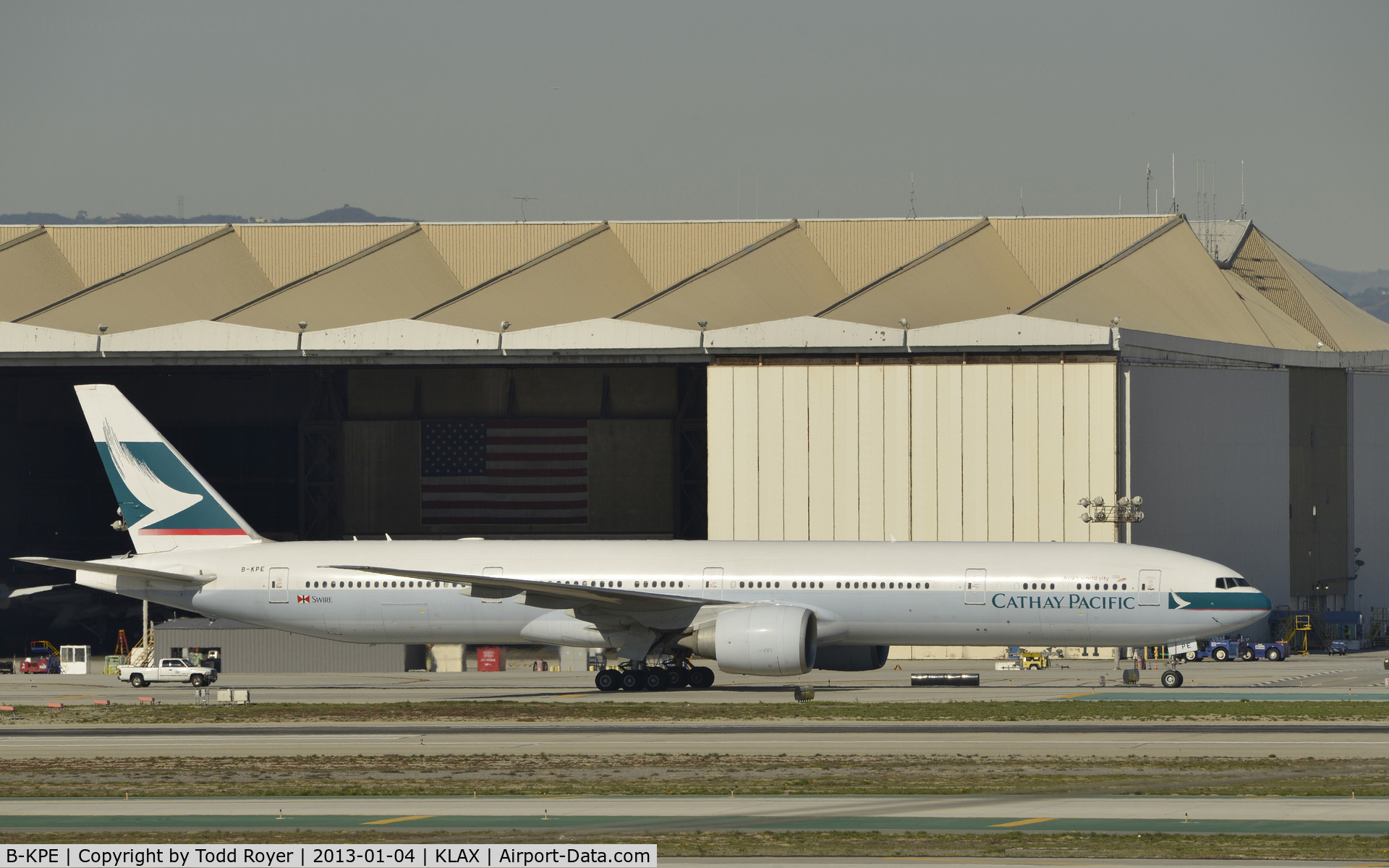 B-KPE, 2007 Boeing 777-367/ER C/N 36156, Taxiing to gate