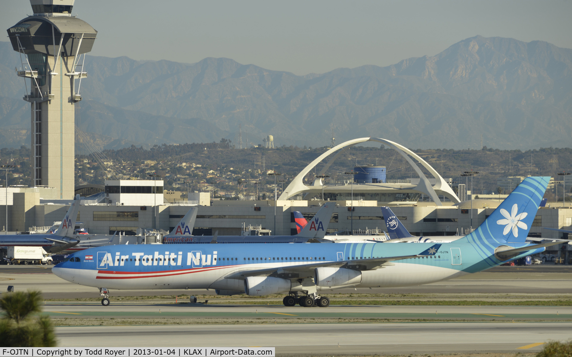 F-OJTN, 2001 Airbus A340-313 C/N 395, Taxiing to gate