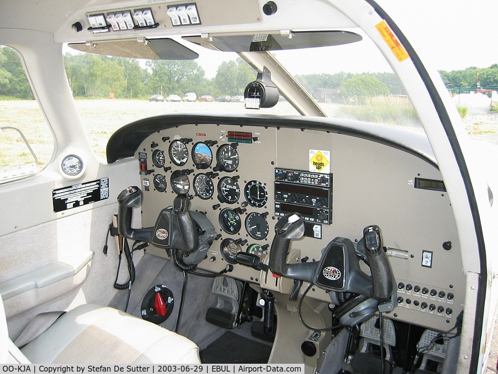 OO-KJA, 1998 Piper PA-28-181 Archer II C/N 28-43172, Cockpit view.