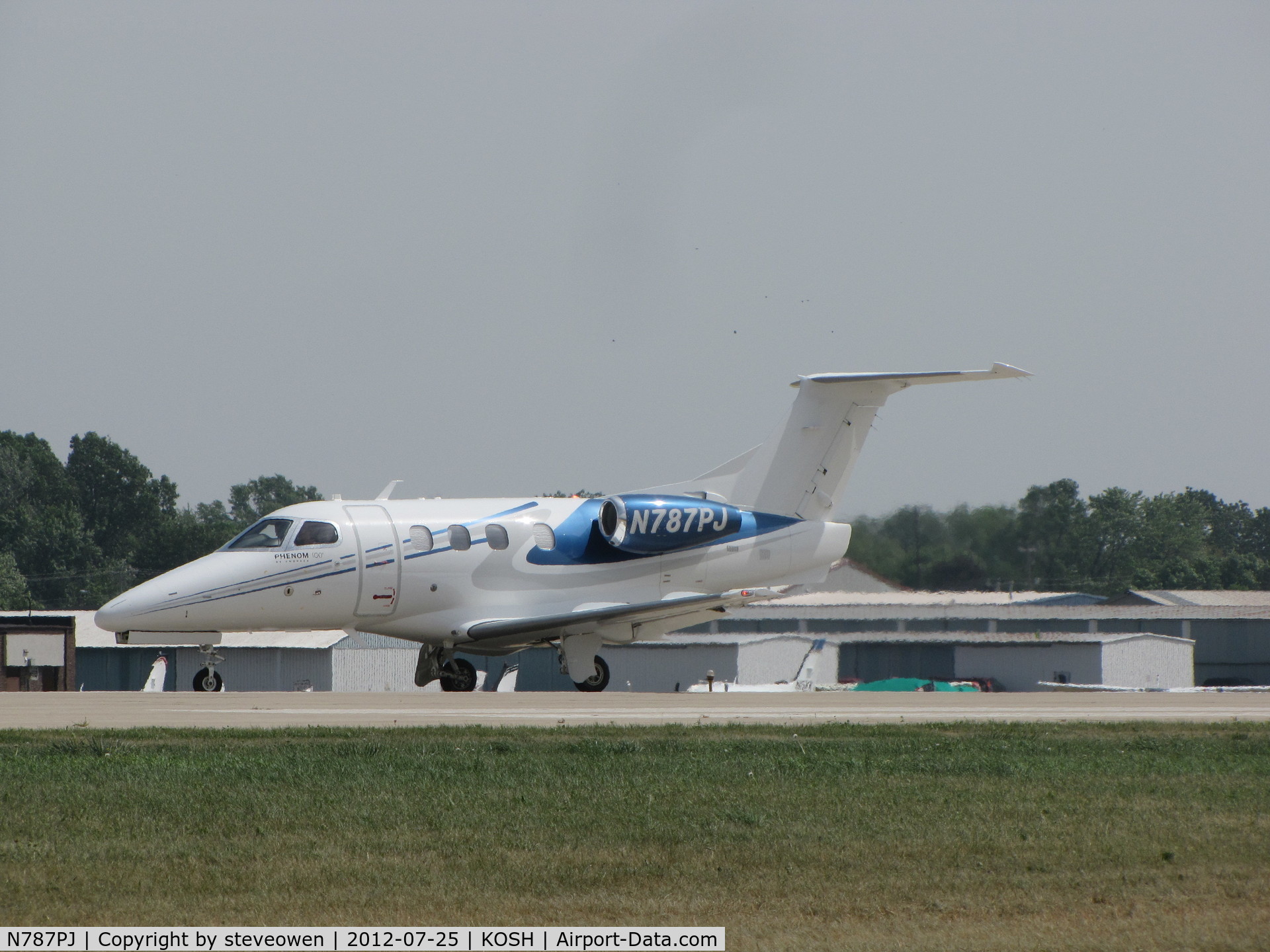 N787PJ, 2011 Embraer EMB-500 Phenom 100 C/N 50000258, landing Rwy27 Oshkosh