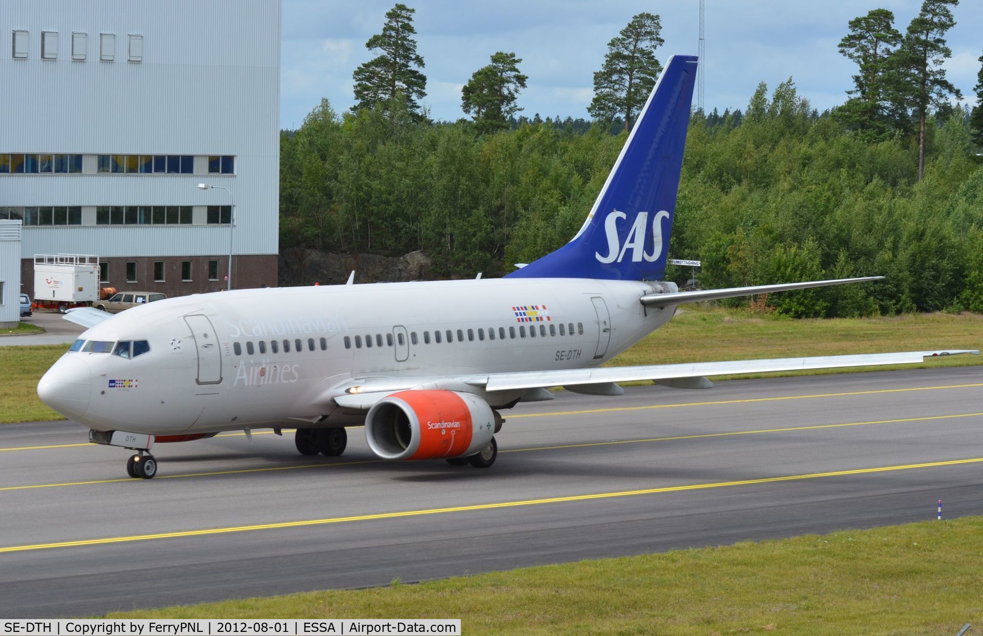 SE-DTH, 1999 Boeing 737-683 C/N 28313, SAS B636 taxiing to runway