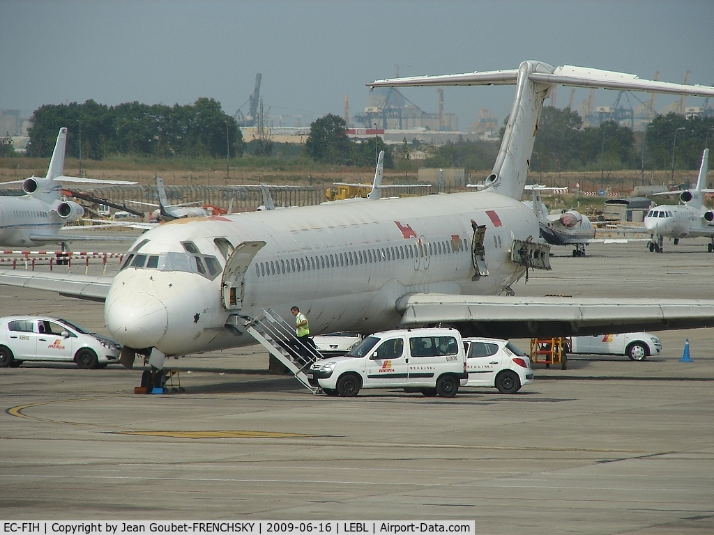 EC-FIH, 1991 McDonnell Douglas MD-88 C/N 53196, Named El Albaicin - Stored after incident with a bus on 20/08/07 at BCN