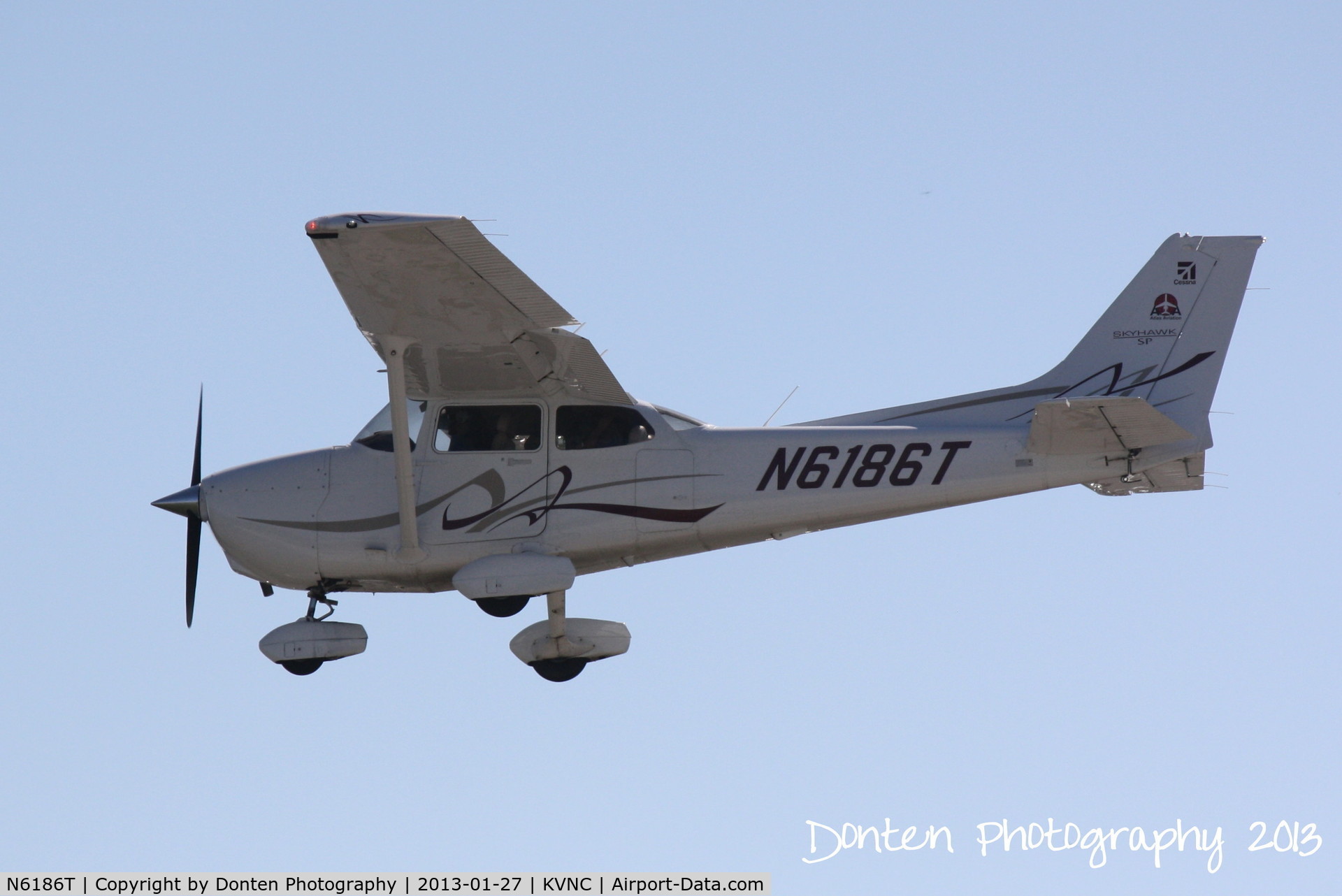 N6186T, 2008 Cessna 172S C/N 172S10729, Cessna Skyhawk (N6186T) flies over Brohard Beach on approach to Runway 5 at Venice Municipal Airport
