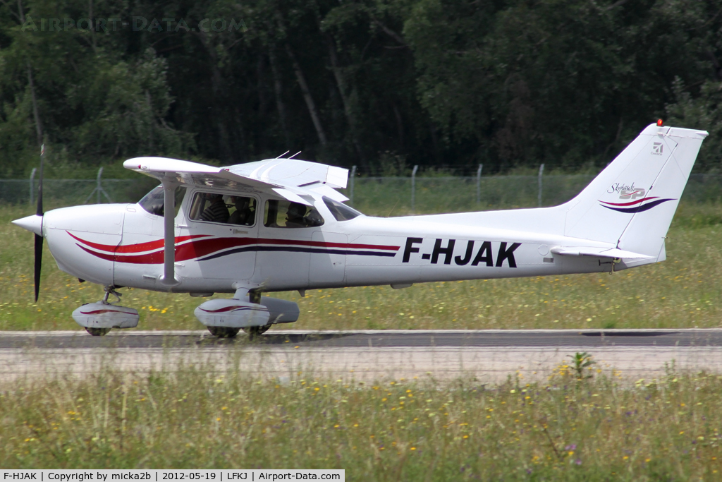 F-HJAK, 1999 Cessna 172S Skyhawk SP C/N 172S8258, Taxiing
