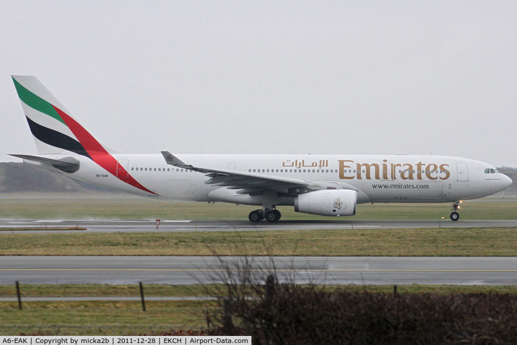 A6-EAK, 2002 Airbus A330-243 C/N 452, Take off