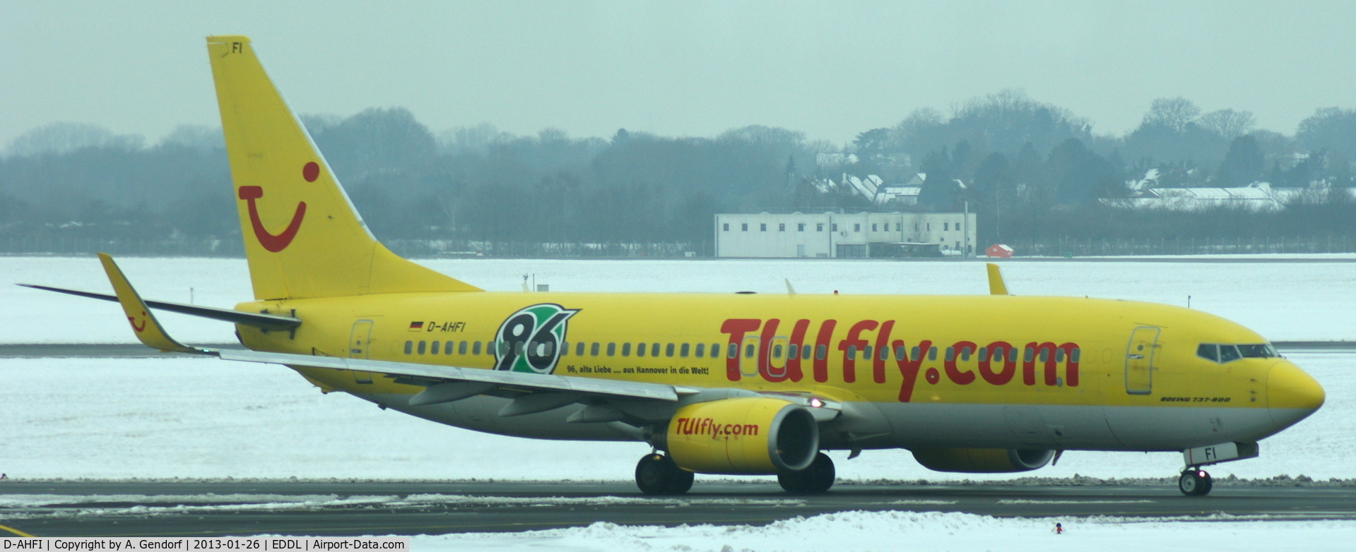 D-AHFI, 1999 Boeing 737-8K5 C/N 27984, TUIfly (Hannover96 sticker), seen here on the taxiway at Düsseldorf Int´l (EDDL)