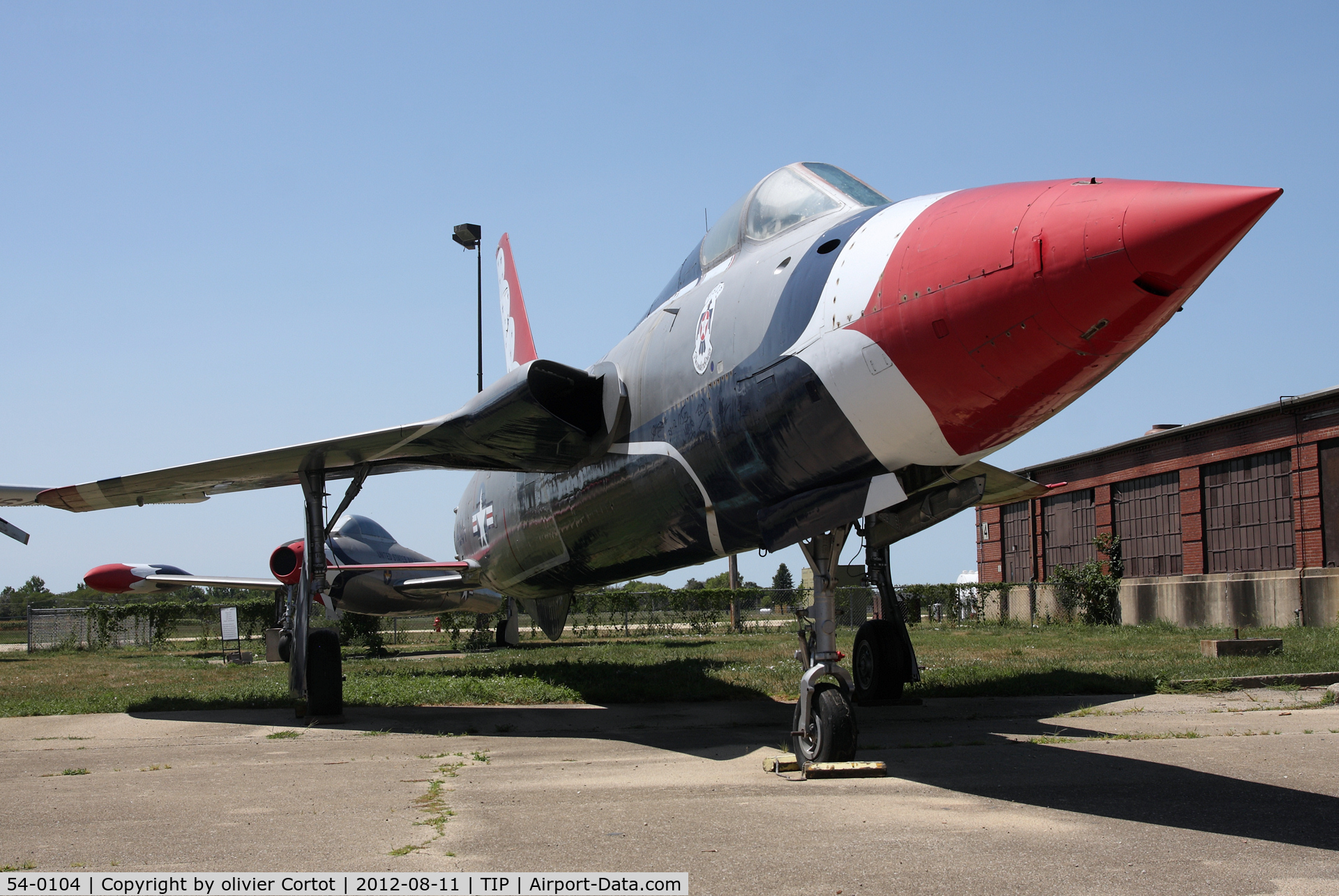 54-0104, 1957 Republic F-105B-5-RE Thunderchief C/N B.7, Thunderbirds paint scheme