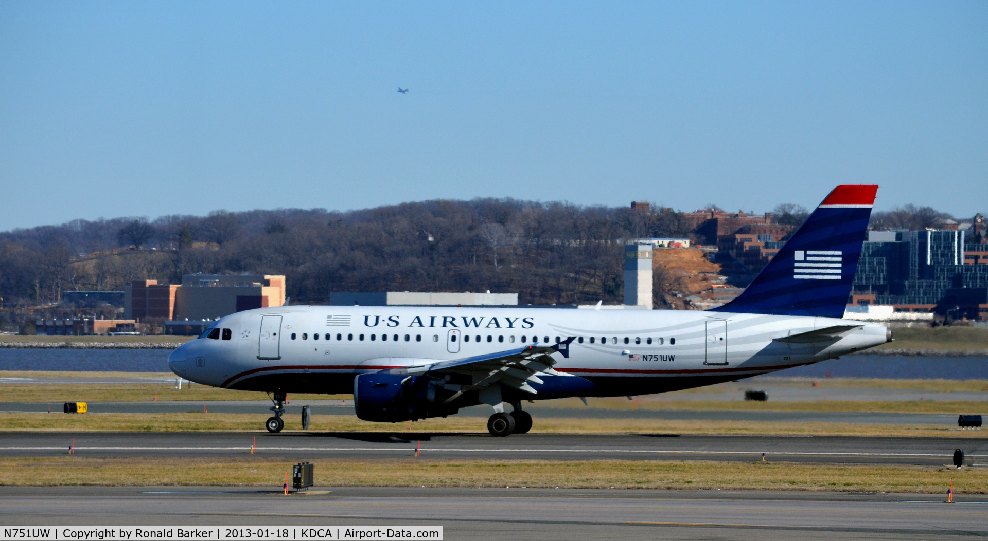 N751UW, 2000 Airbus A319-112 C/N 1317, Landing roll DCA