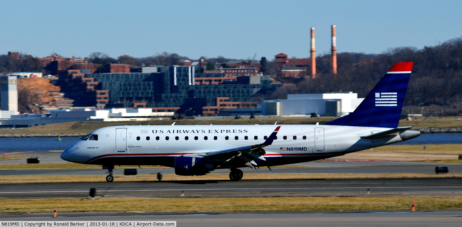 N819MD, 2004 Embraer 170SU (ERJ-170-100SU) C/N 17000040, Landing DCA