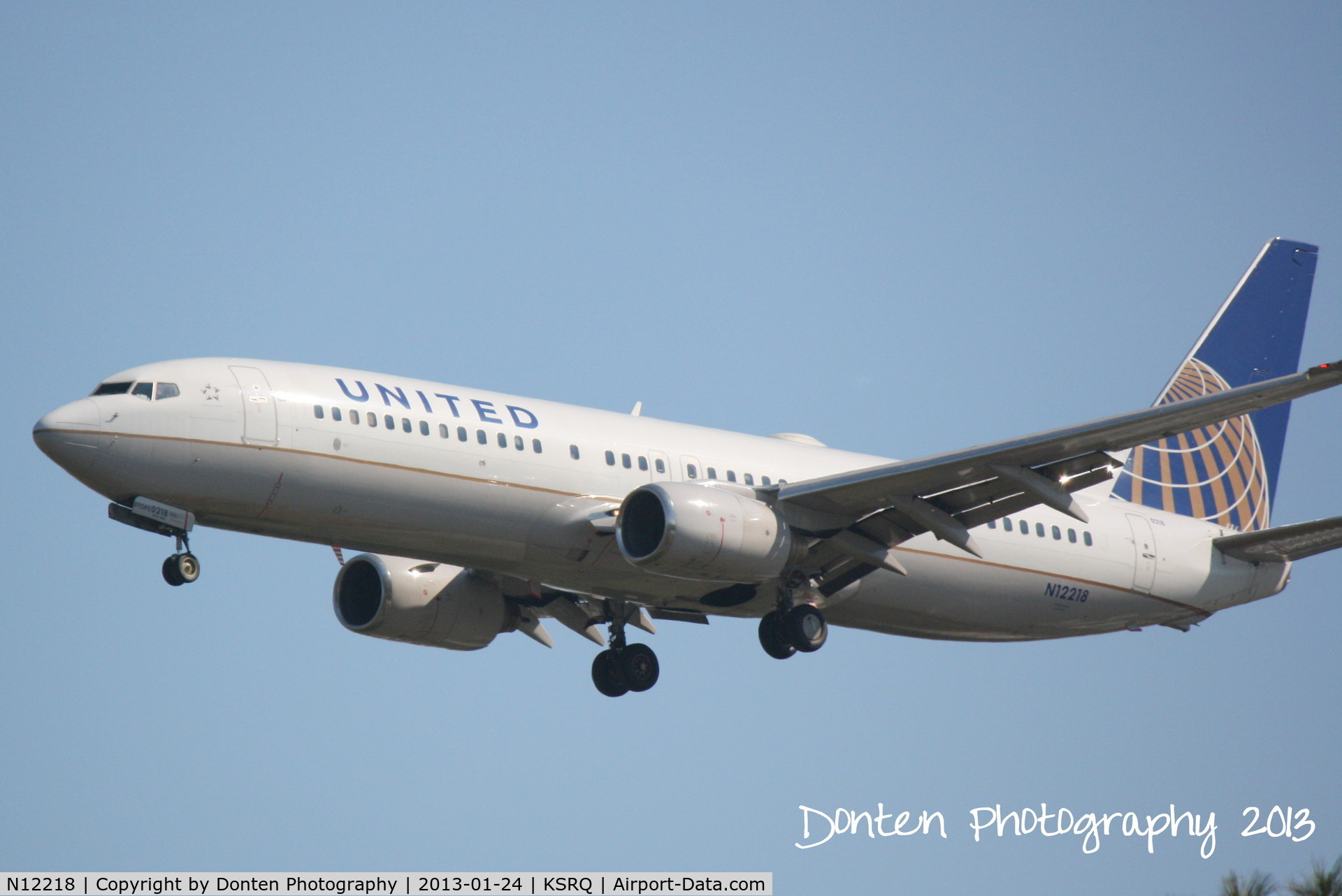 N12218, 1998 Boeing 737-824 C/N 28778, United Flight 1190 (N12218) on approach to Runway 32 at Sarasota-Bradenton International Airport following a flight from Chicago-O'Hare International Airport