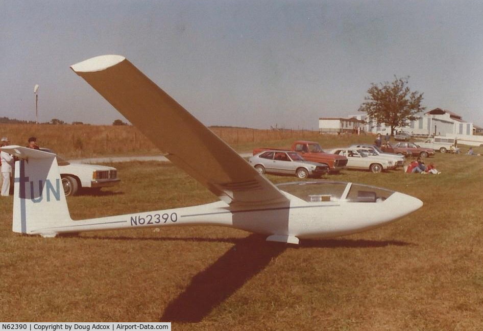 N62390, 1974 Molino Oy PIK-20 C/N 20011, Photo taken at Chilhowee Gliderport, Benton, TN, 1980