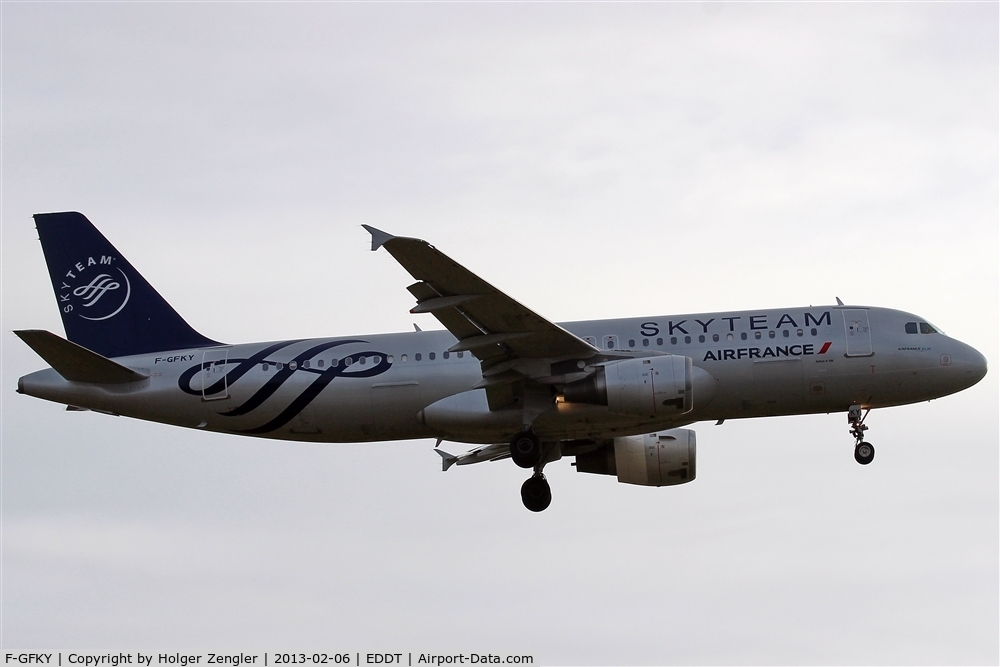 F-GFKY, 1991 Airbus A320-211 C/N 0285, Straight from Paris to final for rwy 26R....