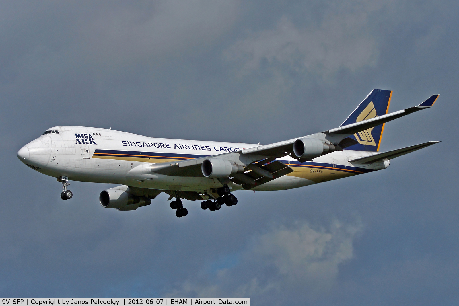 9V-SFP, 2005 Boeing 747-412F/SCD C/N 32902, Singapore Airlines Cargo Boeing B747-412F/SCD final aproach