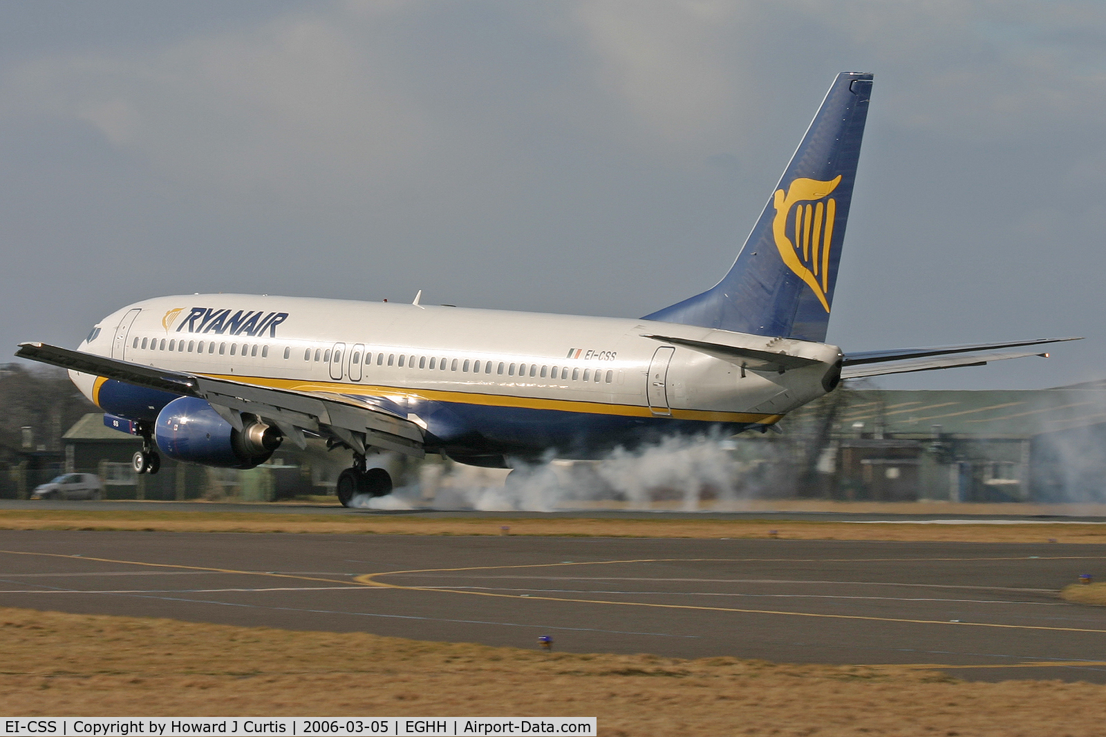 EI-CSS, 2001 Boeing 737-8AS C/N 29932, Ryanair (pre winglets), caught at the moment of touchdown.