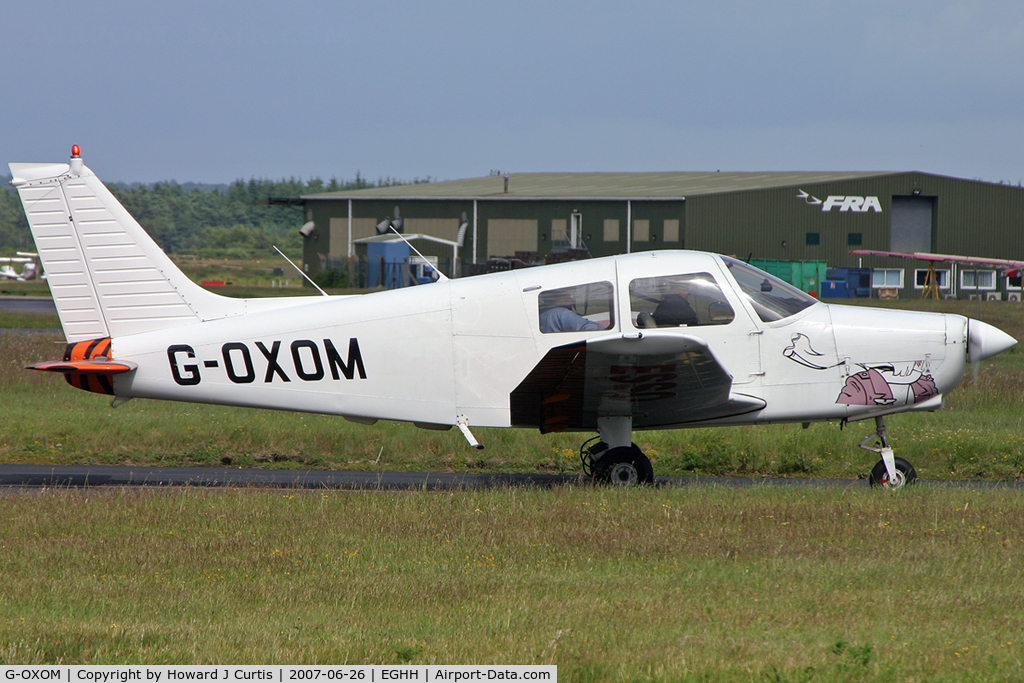 G-OXOM, 1989 Piper PA-28-161 Cadet C/N 28-41285, Hints of the previous, more interesting colour scheme!