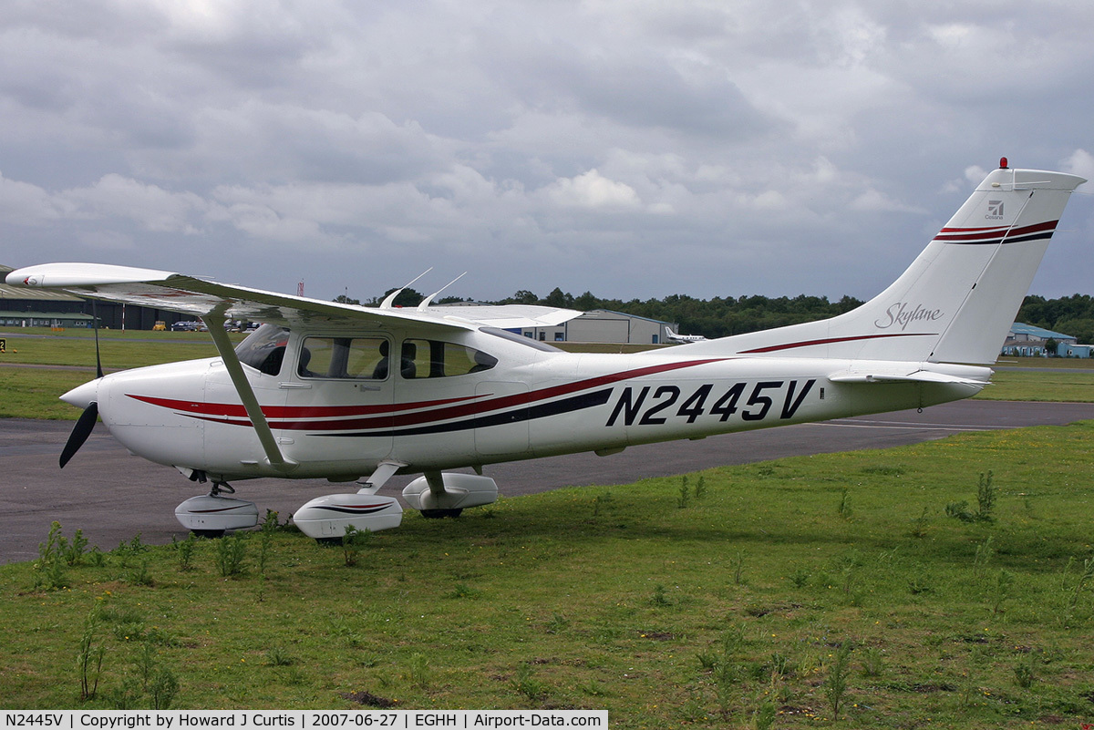 N2445V, 2000 Cessna 182S Skylane C/N 18280699, Privately owned.