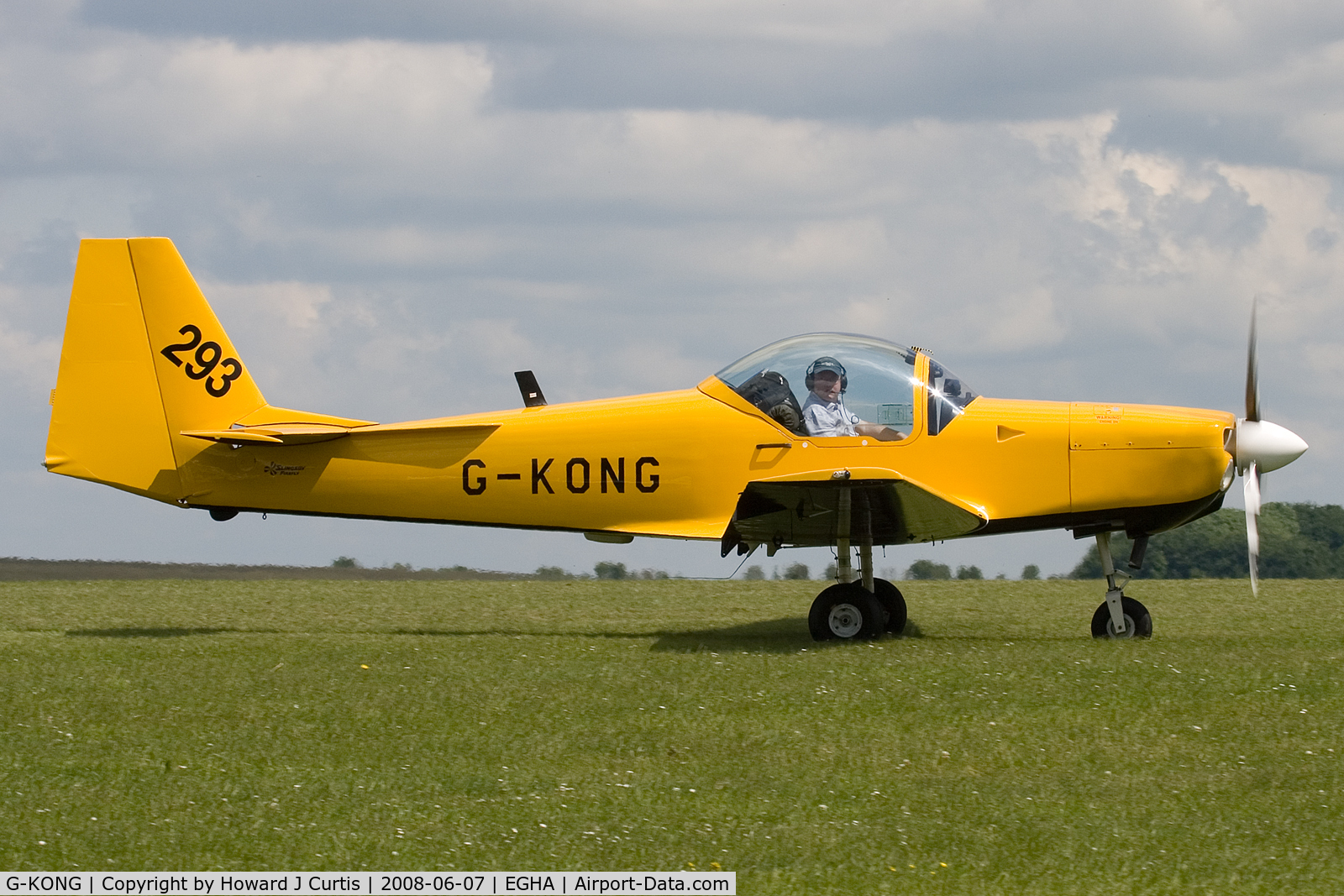 G-KONG, 1987 Slingsby T-67M-200 Firefly C/N 2041, Privately owned. Coded 293, at the Dorset Air Races.