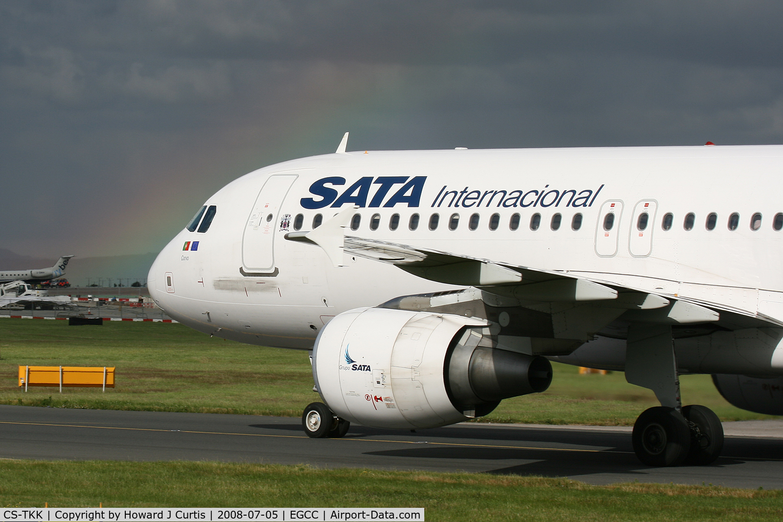 CS-TKK, 2005 Airbus A320-214 C/N 2390, SATA Internacional (with rainbow over the nose).