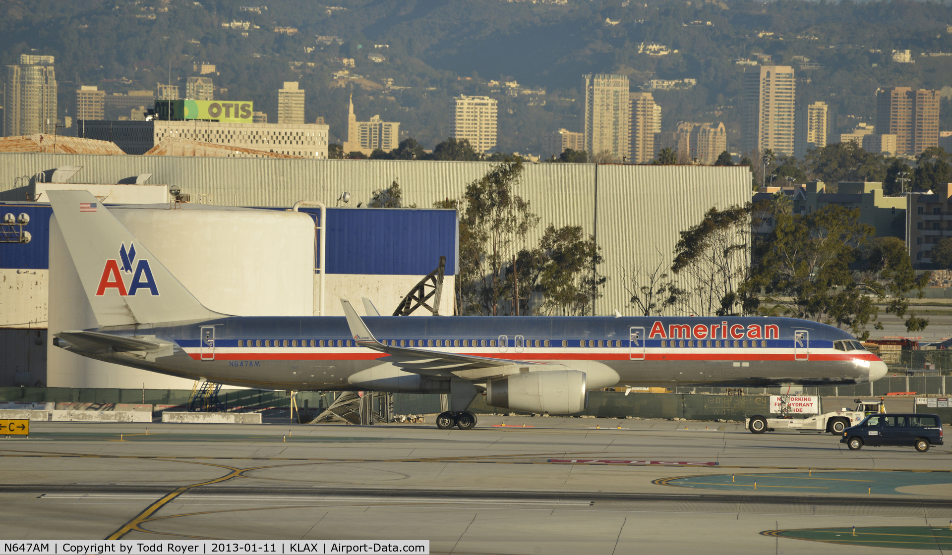 N647AM, 1991 Boeing 757-223 C/N 24605, Getting towed to the gate at LAX