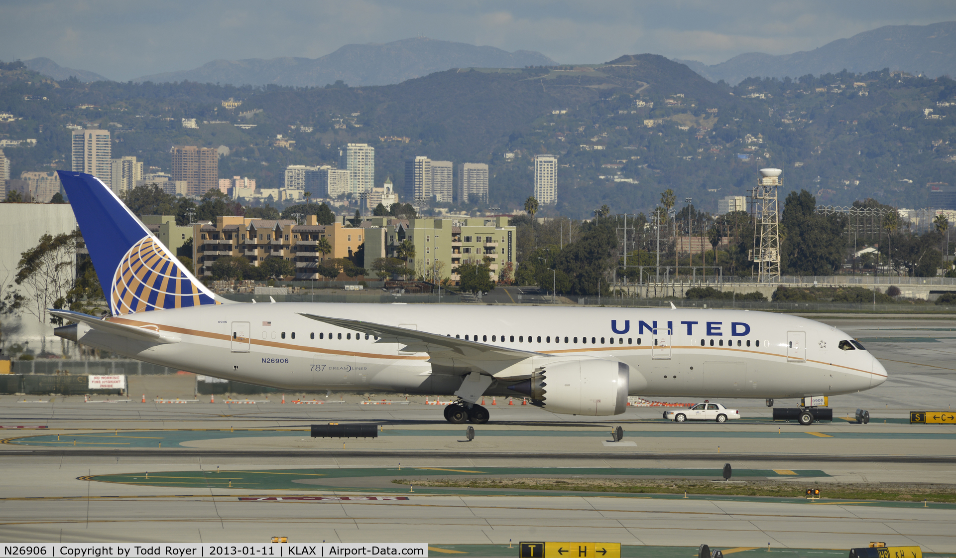 N26906, 2012 Boeing 787-8 Dreamliner C/N 34829, Taxiing to gate at LAX