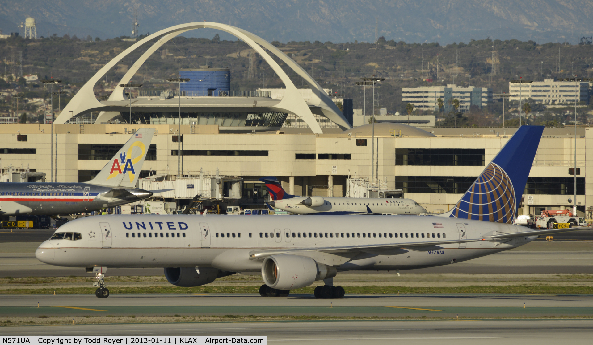 N571UA, 1992 Boeing 757-222 C/N 26681, Arriving at LAX on 25L