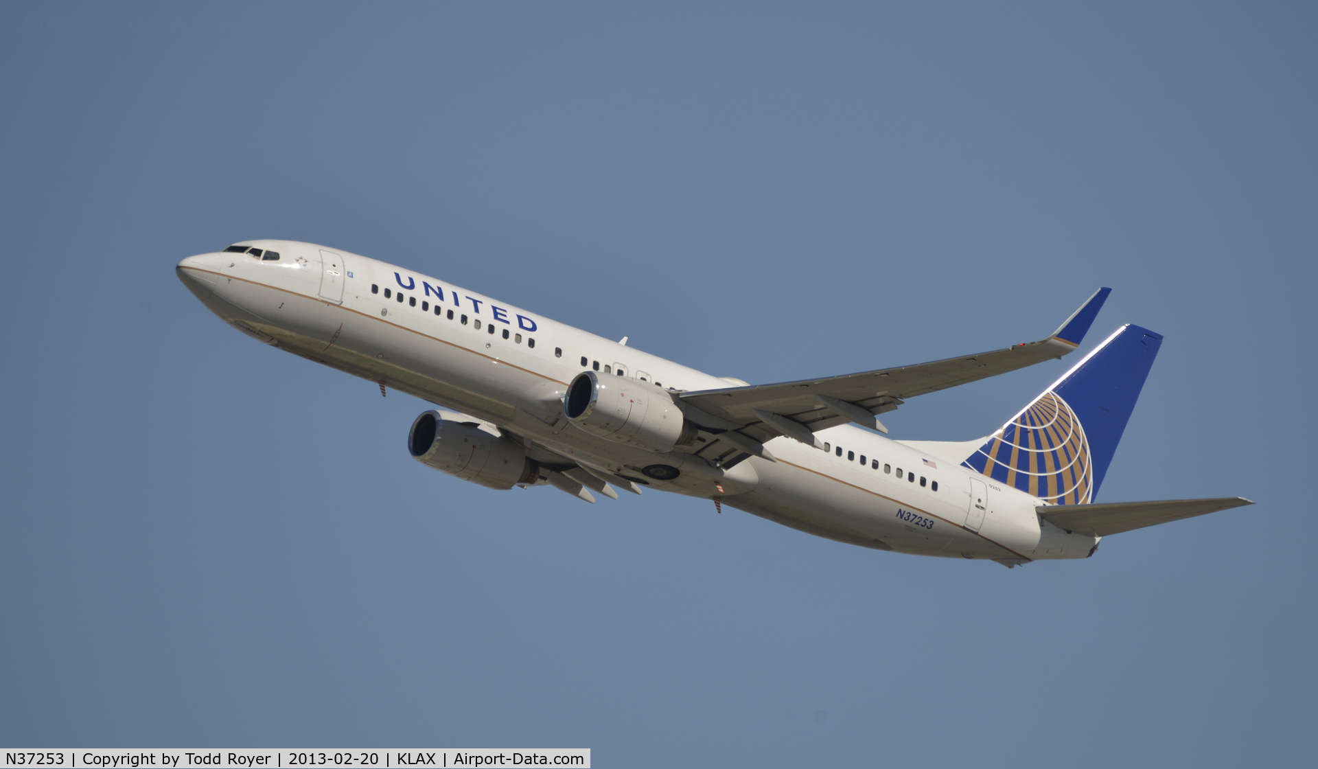 N37253, 2000 Boeing 737-824 C/N 30584, Departing LAX