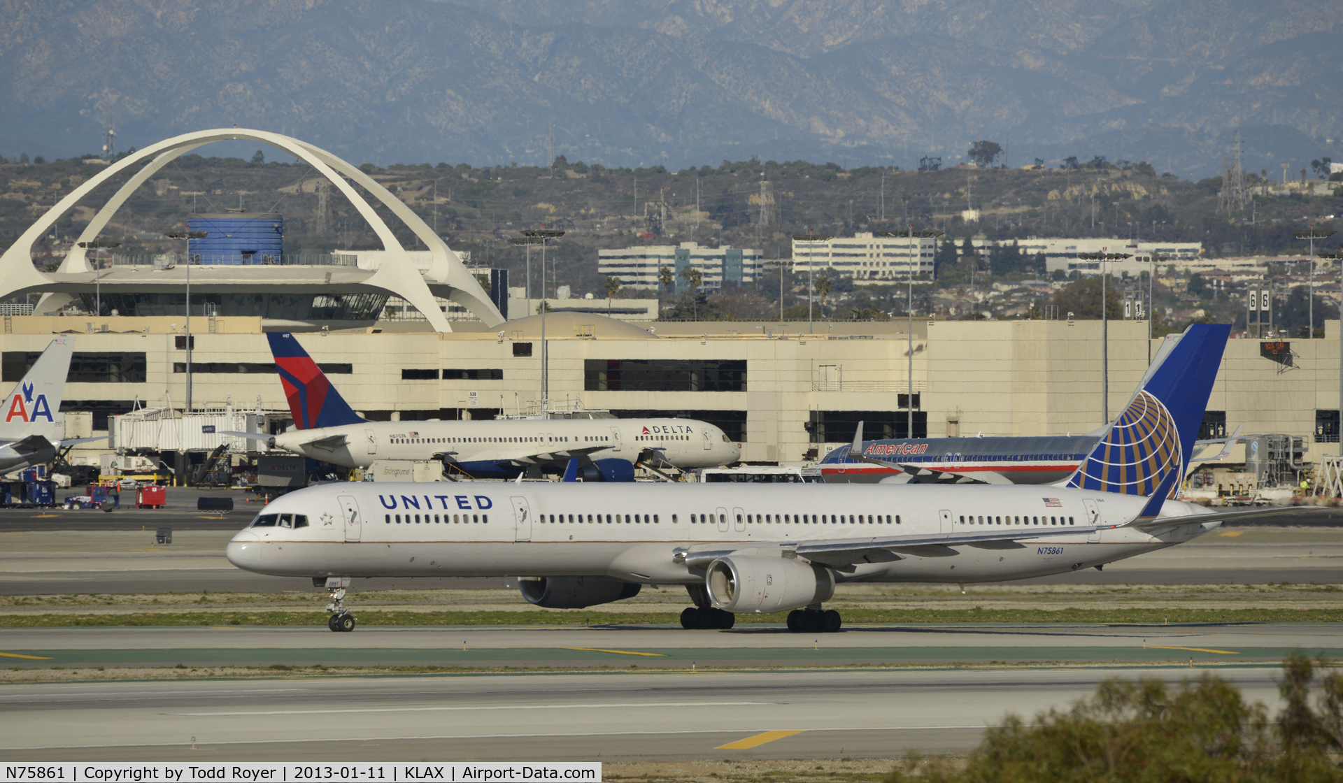N75861, 2001 Boeing 757-33N C/N 32585, Arriving at LAX on 25L