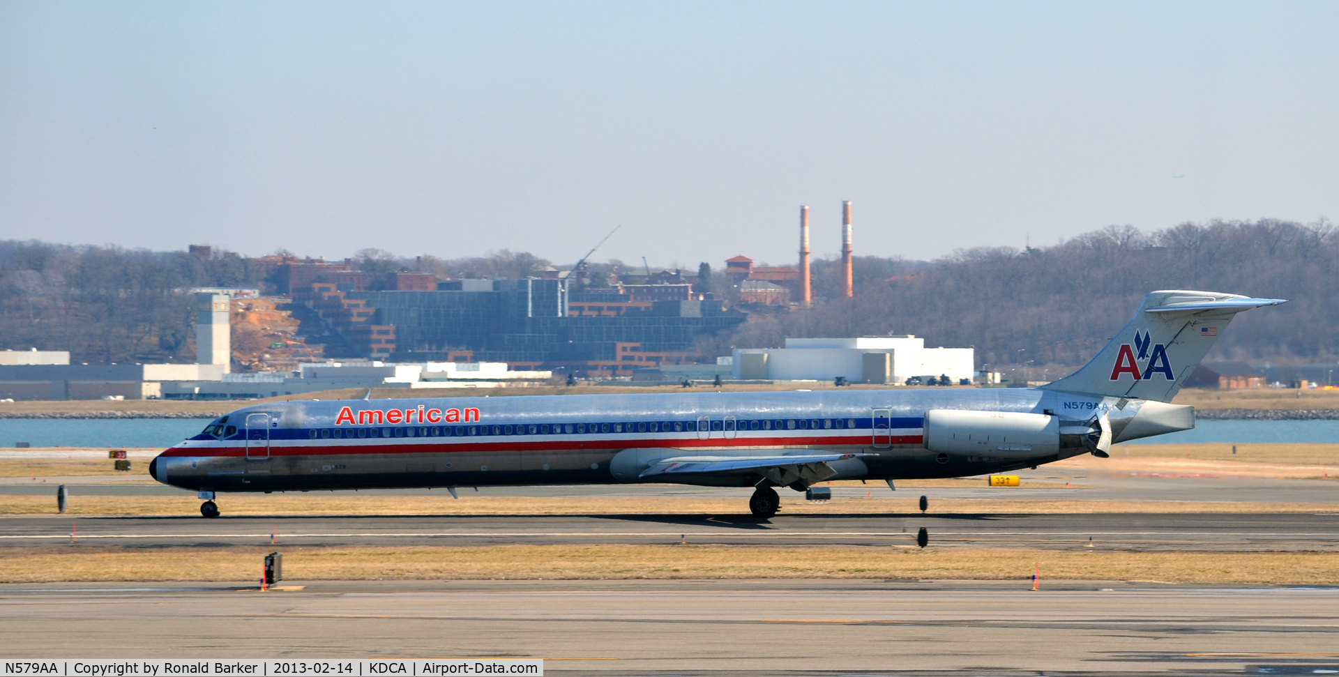 N579AA, 1991 McDonnell Douglas MD-82 (DC-9-82) C/N 53156, Landing DCA - Check the thrust reversers