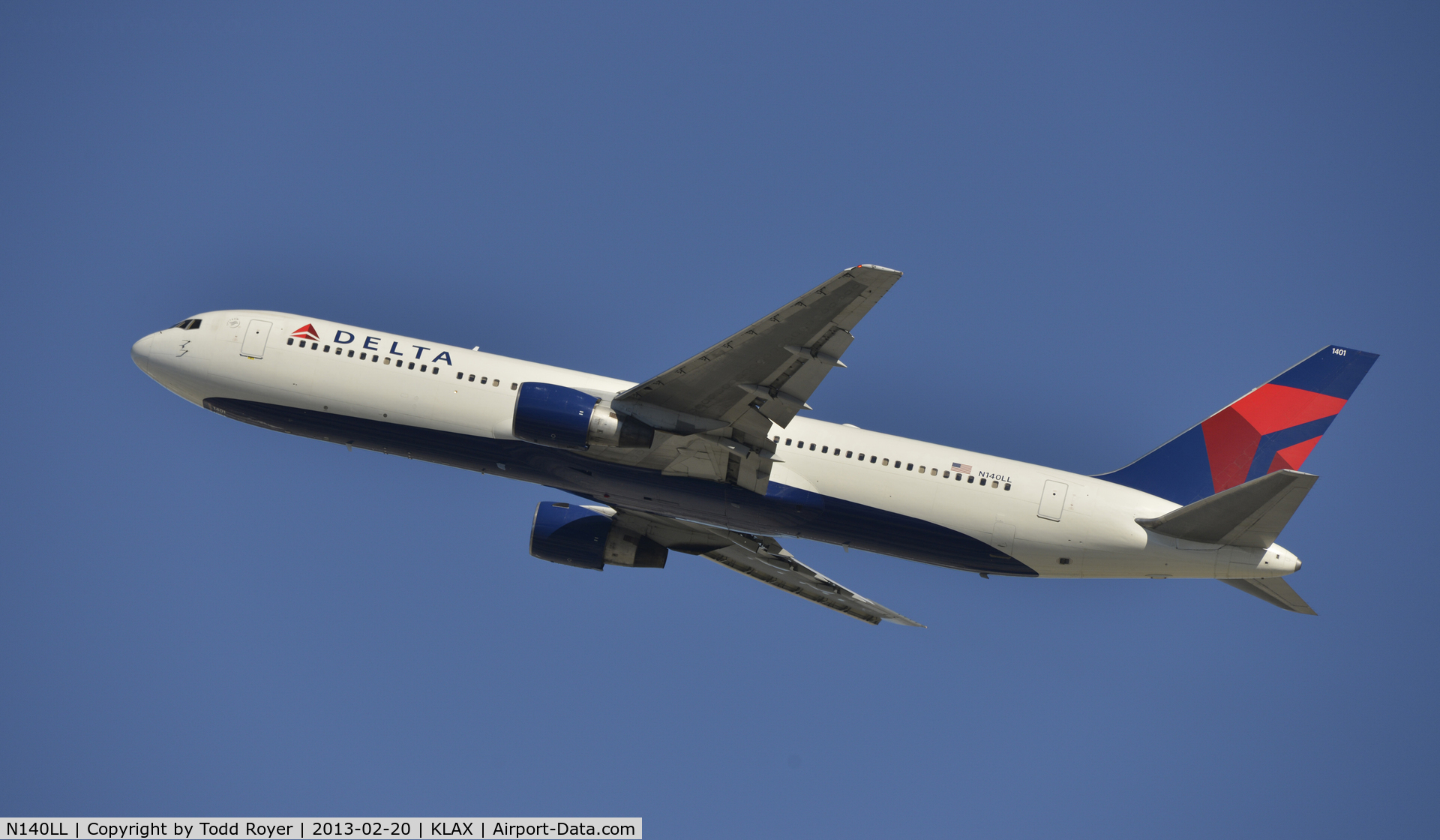 N140LL, 1993 Boeing 767-332 C/N 25988, Departing LAX