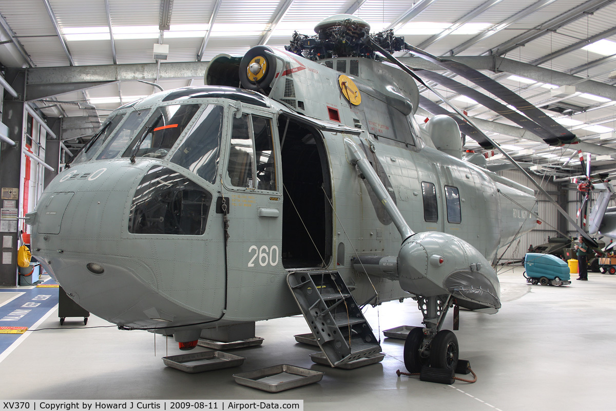 XV370, Sikorsky S-61D-2 Sea King C/N 61-393, At the Air Engineering & Survival School, Gosport, Hampshire. Coded 260, ex G-ATYU. First RN Sea King.
