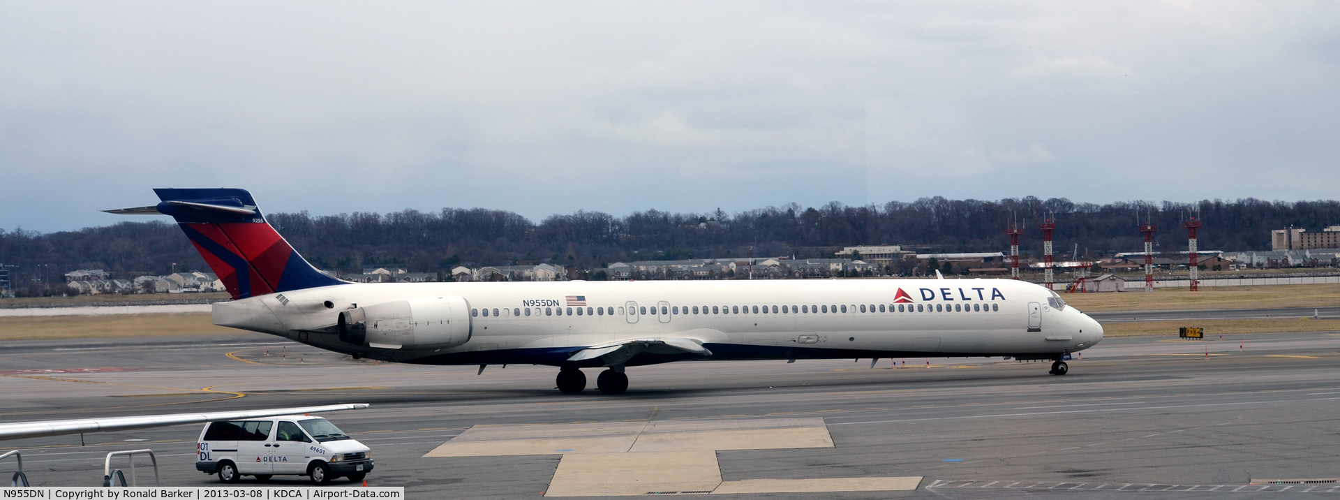 N955DN, McDonnell Douglas MD-90-30 C/N 53525, Taxi DCA