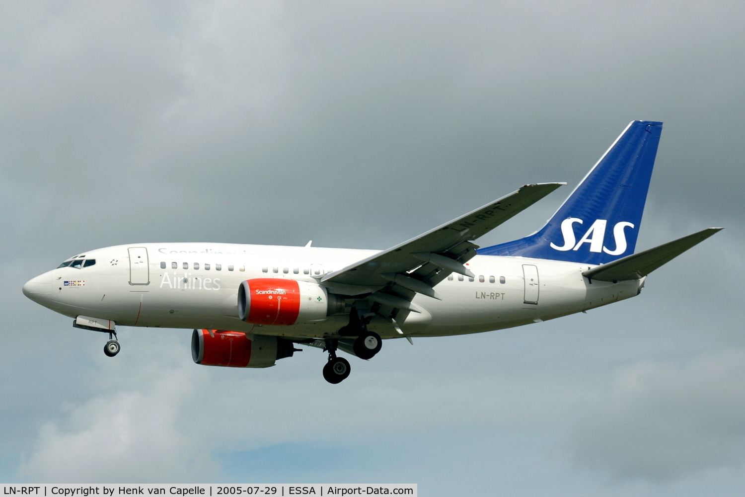 LN-RPT, 1998 Boeing 737-683 C/N 28299, Boeing 737-600 of Scandinavian Airlines approaching Stockholm Arlanda airport.
