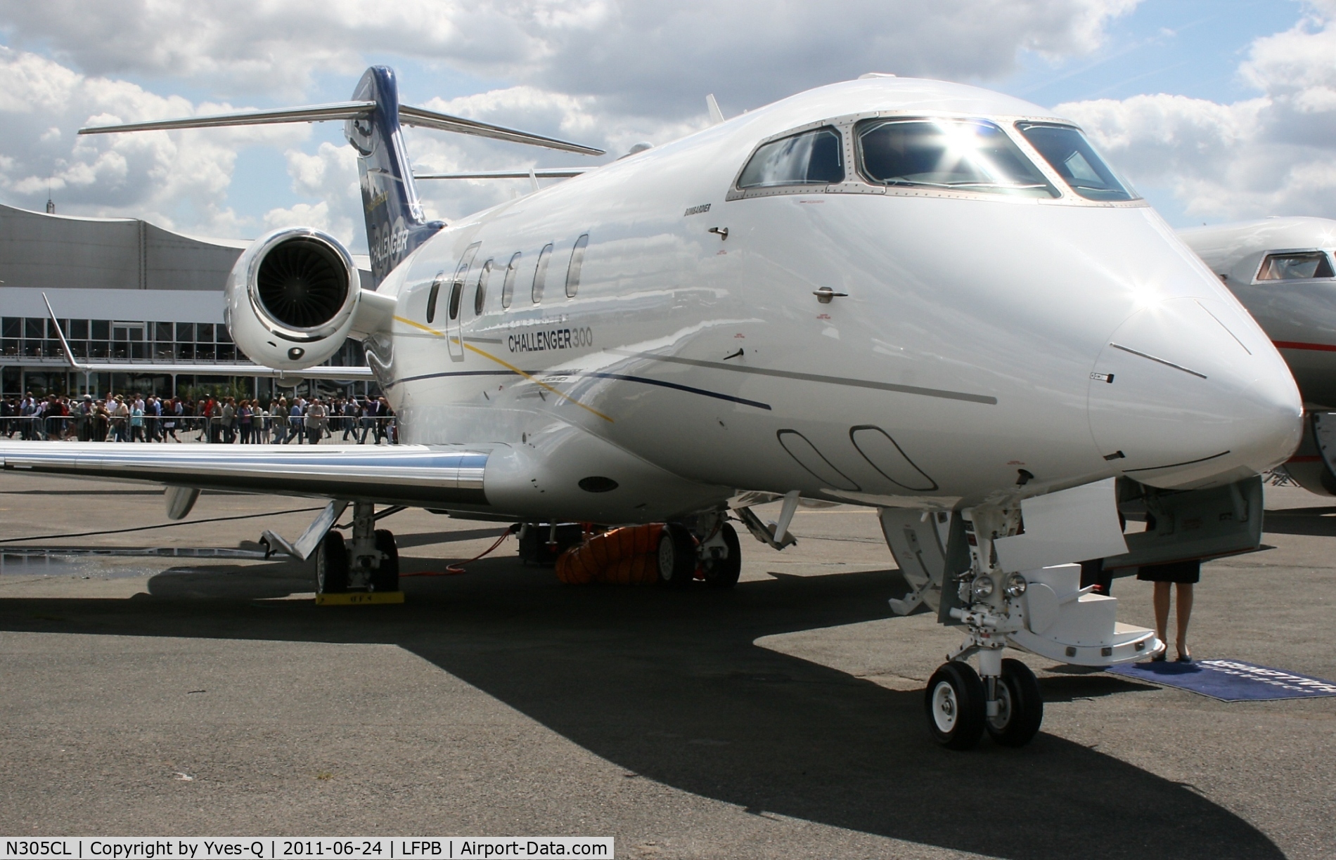 N305CL, Bombardier Challenger 300 (BD-100-1A10) C/N 20305, Bombardier Challenger 300, Displayed at Paris Le Bourget airport (LFPB-LBG) Air show 2011