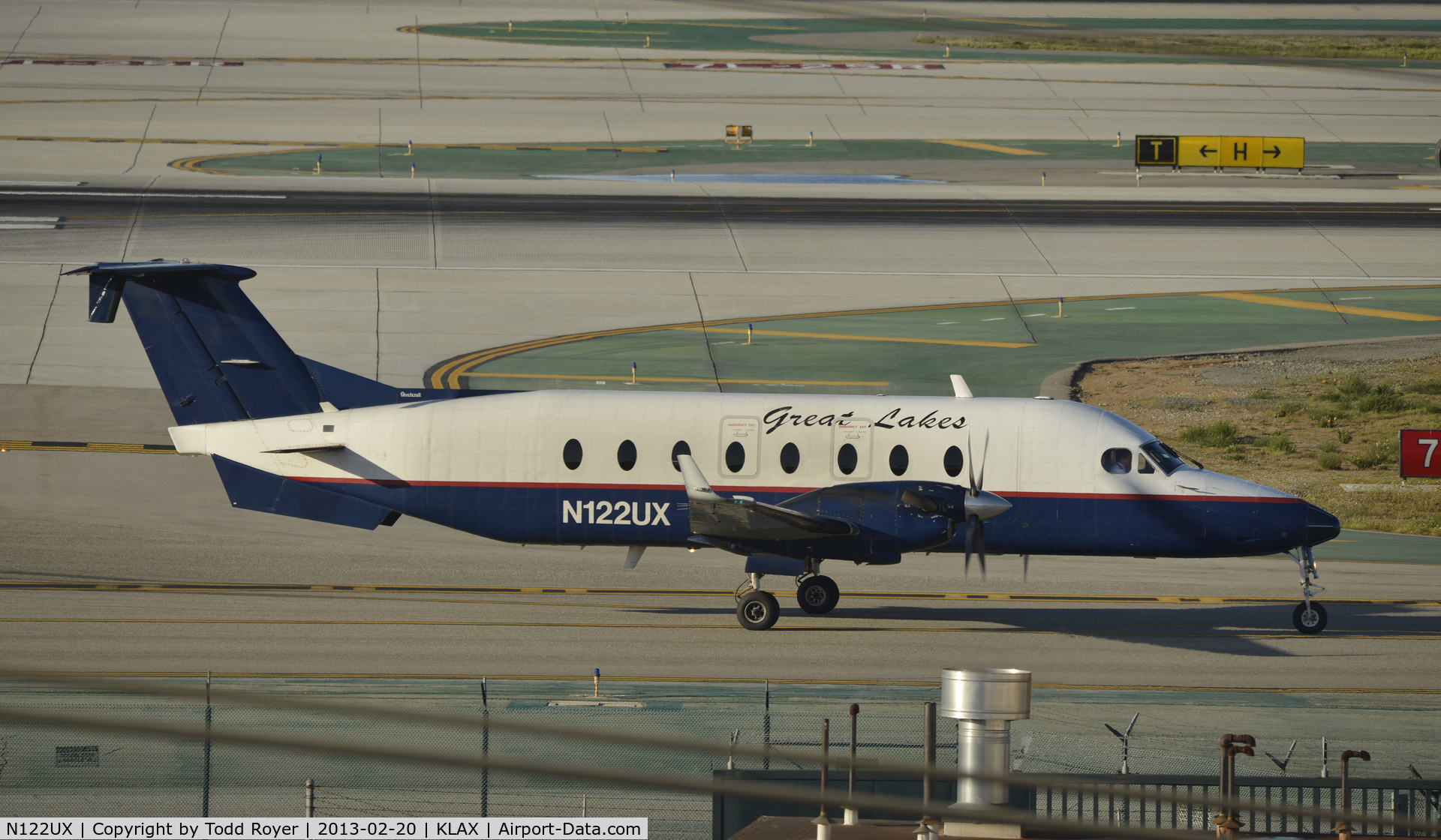 N122UX, 1994 Beech 1900D C/N UE-122, Taxiing to parking at LAX
