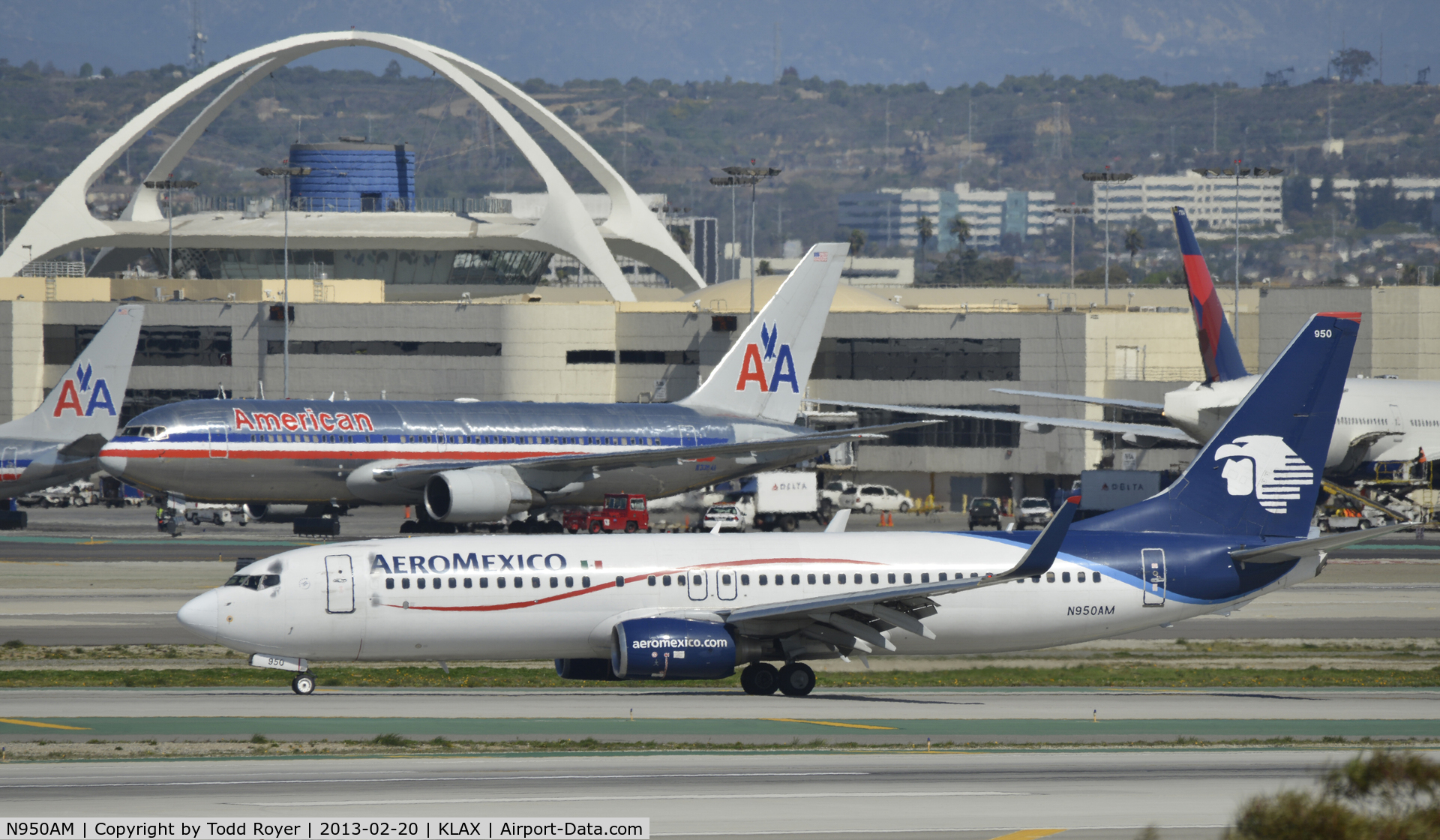 N950AM, 2006 Boeing 737-852 C/N 35115, Taxiing to gate at LAX